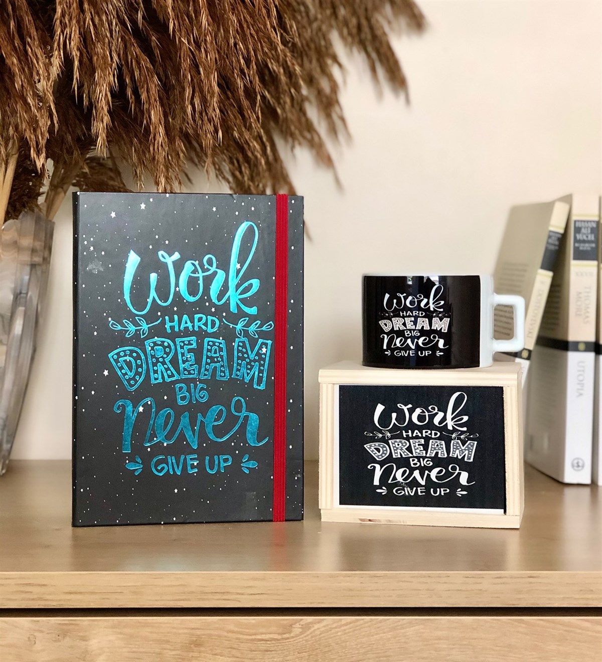 Work Hard Dream Tasarımlı Defter Ve Kutulu Kupa SetGiftmodaWork-Hard-Dream-Defter-Kutulu-Kupa