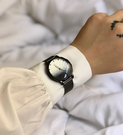 Modern Tasarımlı Siyah Kordonlu Desenli SaatGiftmodaModern-Tasarılı-Siyah-Saat