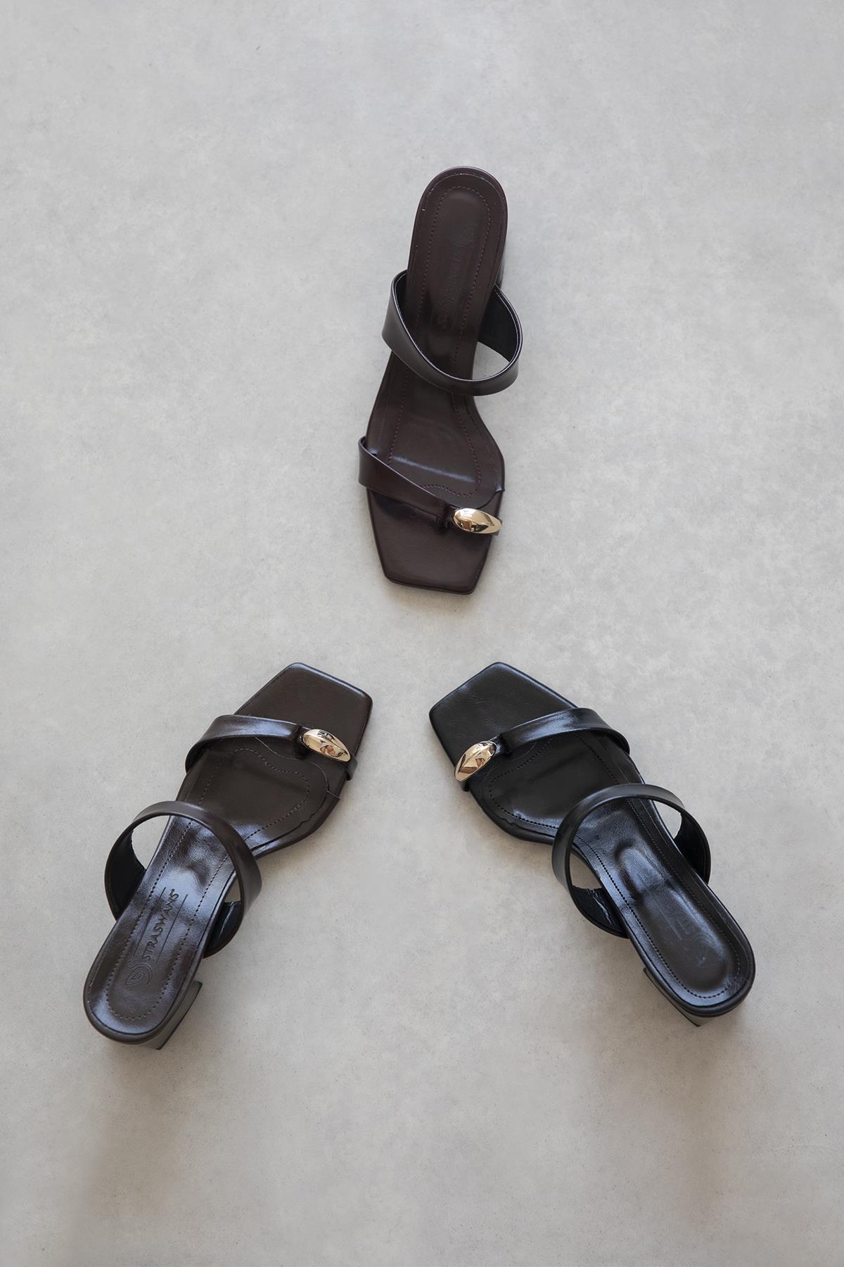 Capri Kadın Parmak Arası Kırışık Deri Sandalet Kahve