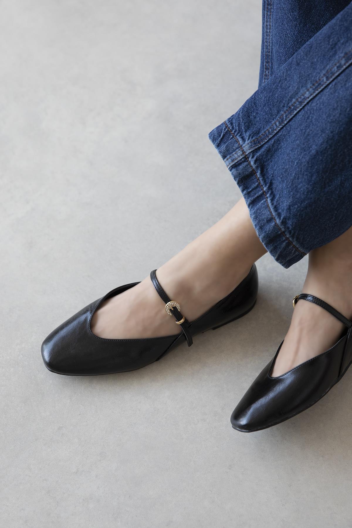 Evve Kadın Toka Detay Kırışık Deri  Babet Siyah