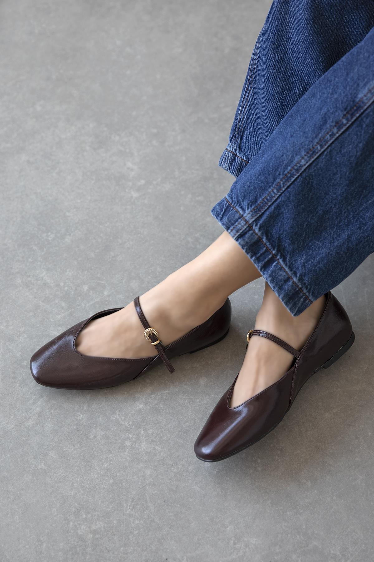 Evve Kadın Toka Detay Kırışık Deri  Babet Bordo