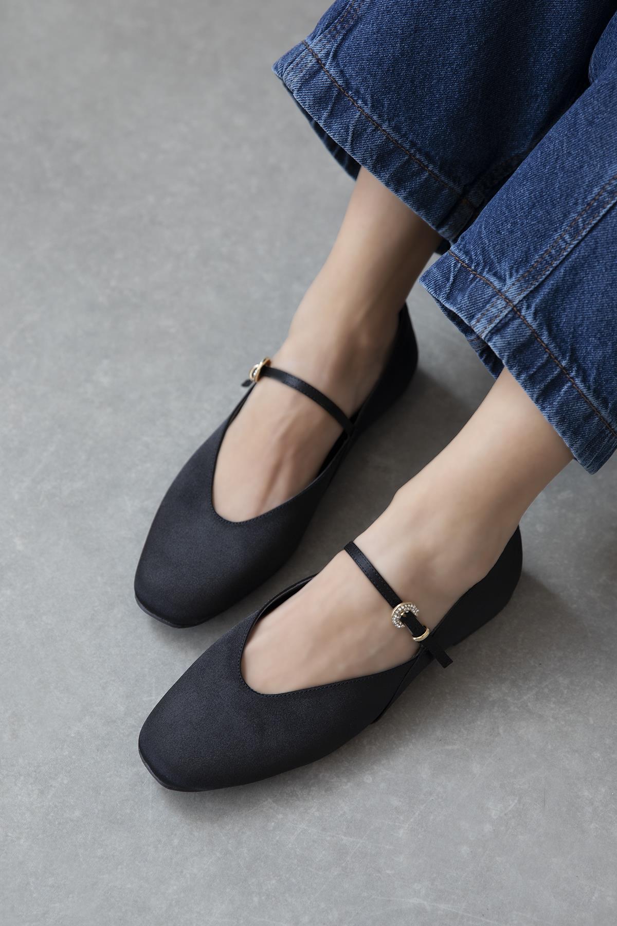 Evve Kadın Toka Detay Saten Babet Siyah