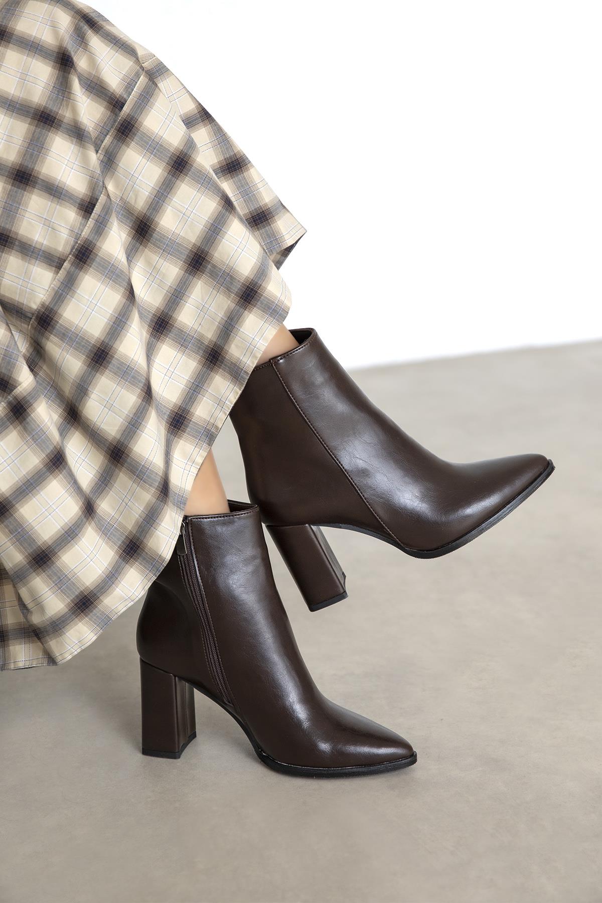 Fergal Kadın Topuklu Kırışık Deri Bot Kahve