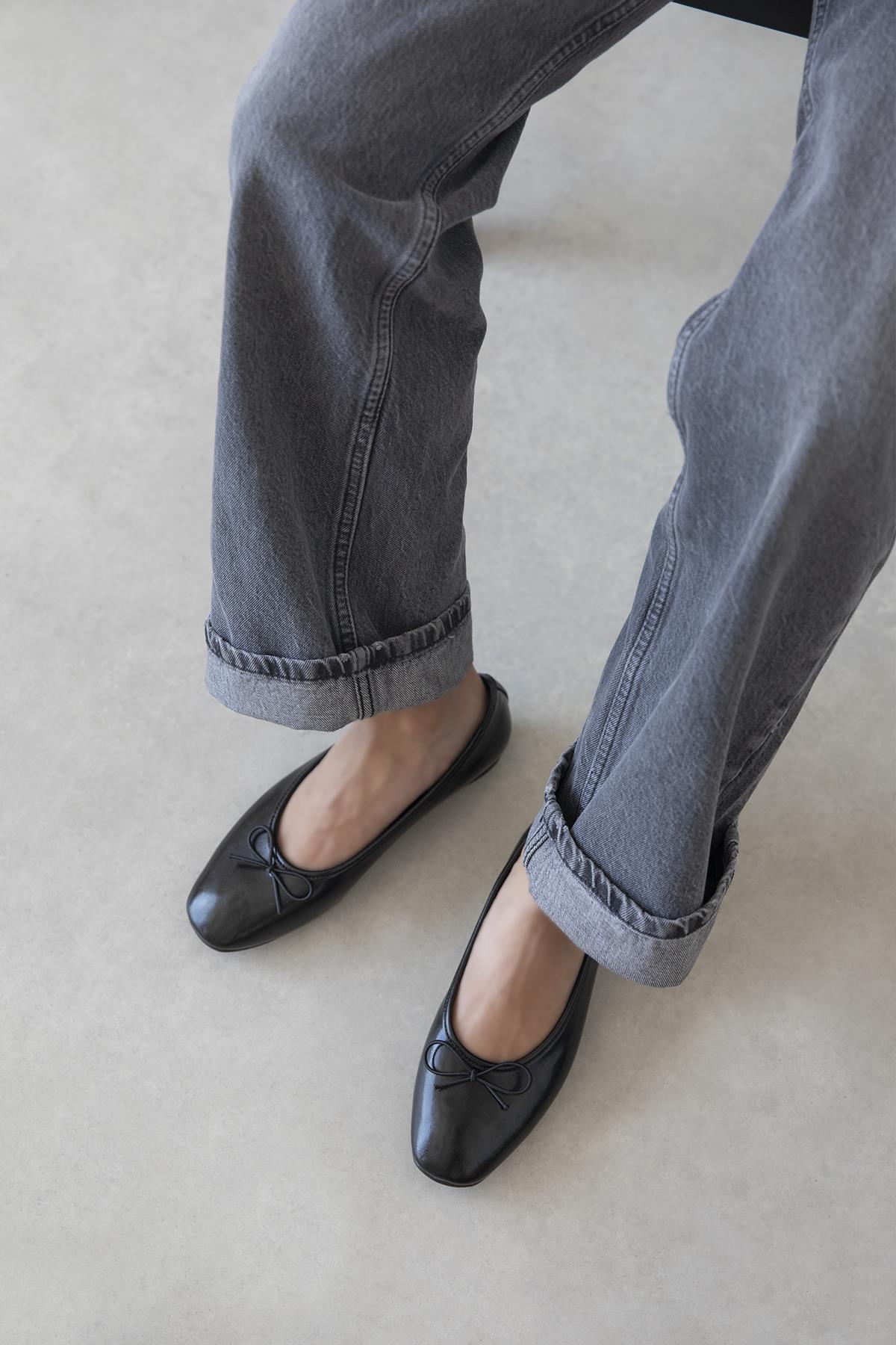 Galo Kadın Fiyonk Detay Kırışık Deri Babet Siyah