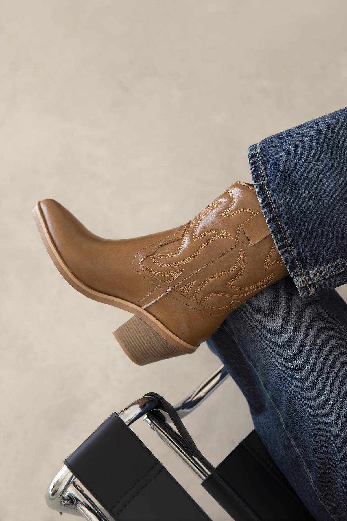 Hadley Kadın Kırışık Deri Topuklu Bot CAMEL