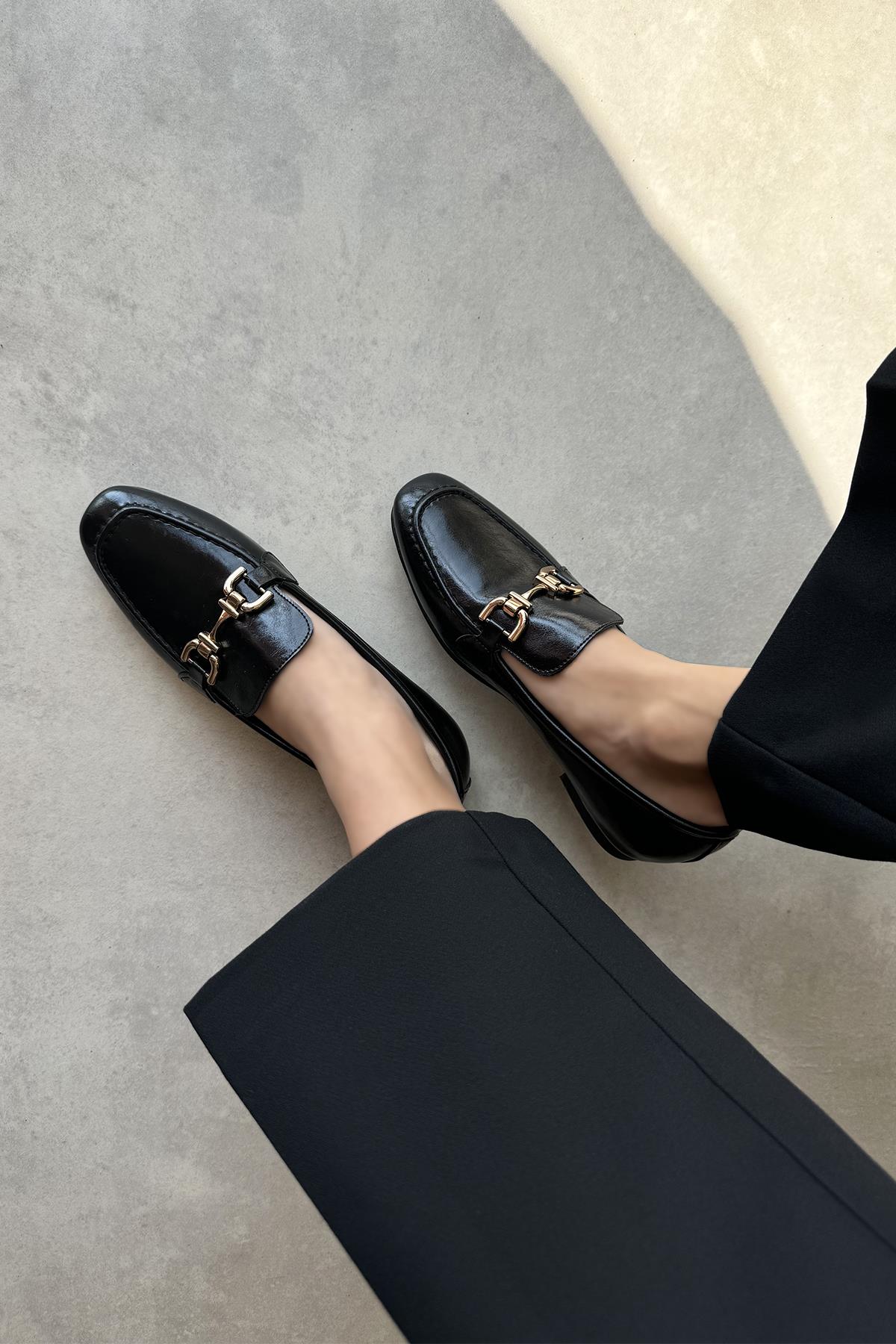 Lena Kadın Toka Detay Kırışık Deri Babet Siyah