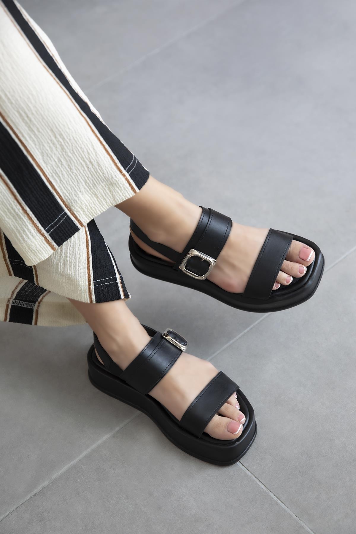 Martina Kadın Toka Detay Günlük Deri Sandalet Siyah