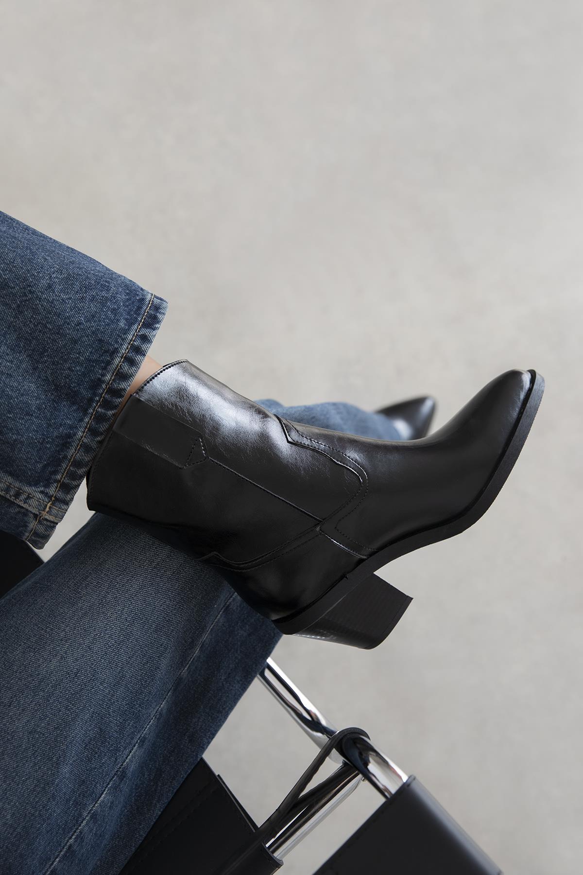 Maven Kadın Kırışık Deri Topuklu Bot Siyah