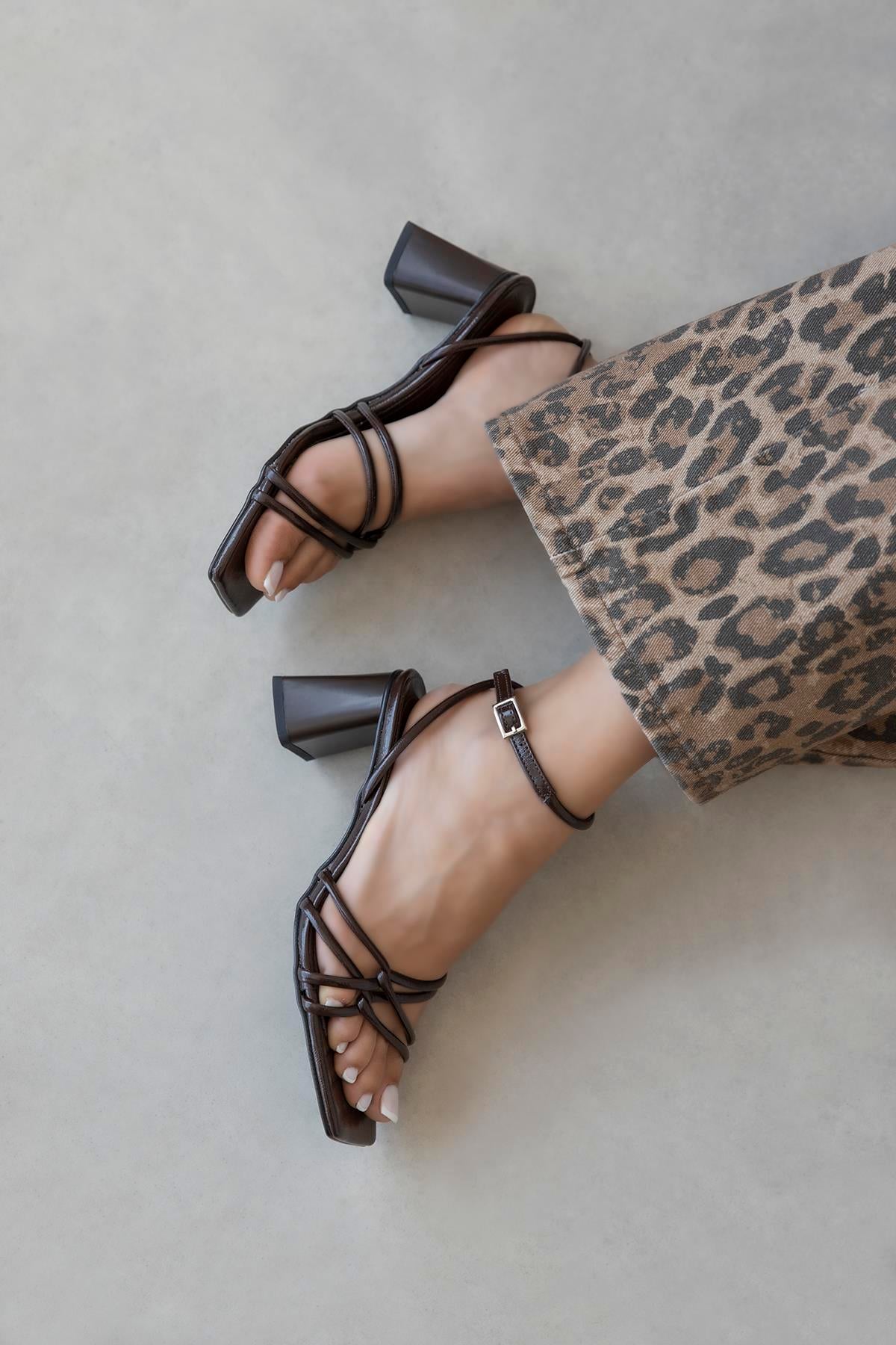 Onika Kadın Topuklu Kırışık Deri Sandalet Kahve