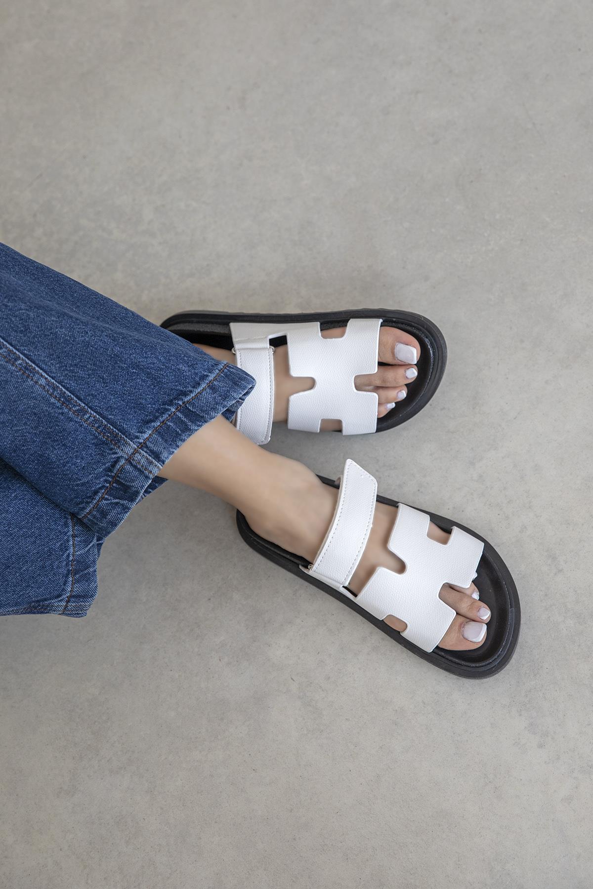 Pina Kadın  Cırt  Bantlı  Baskı  Deri  Terlik Beyaz-Siyah