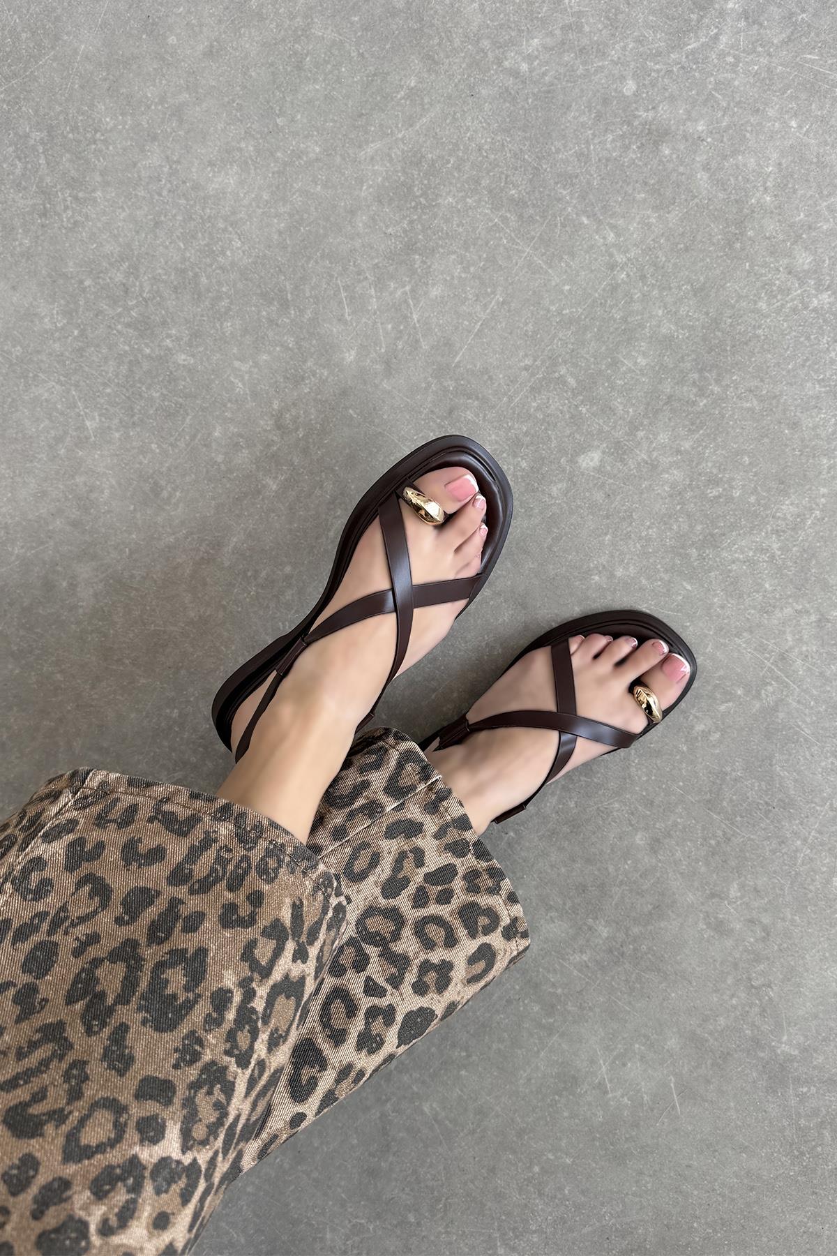 Puket Kadın Parmak Arası Deri Sandalet Kahve