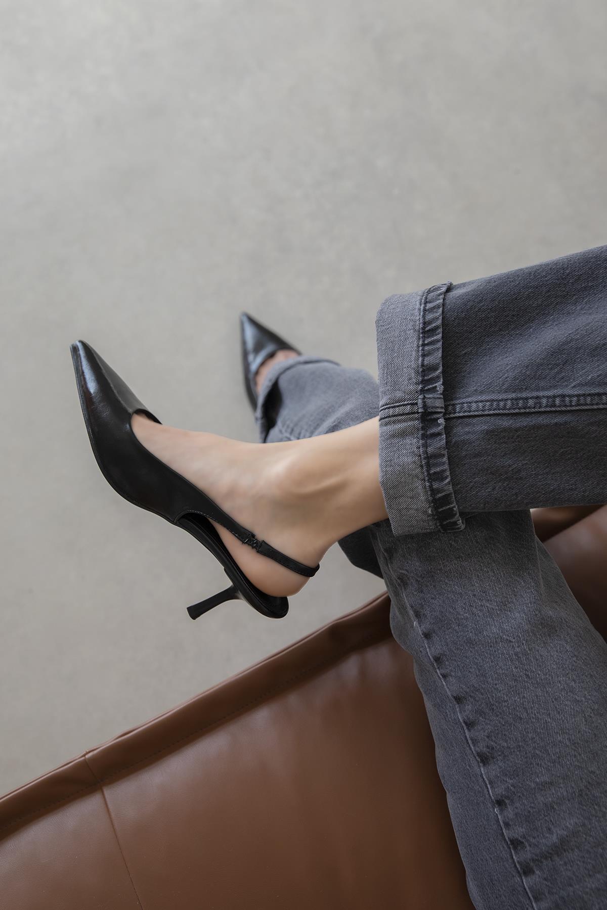 Raye Kadın Topuklu Kırışık Deri Ayakkabı Siyah