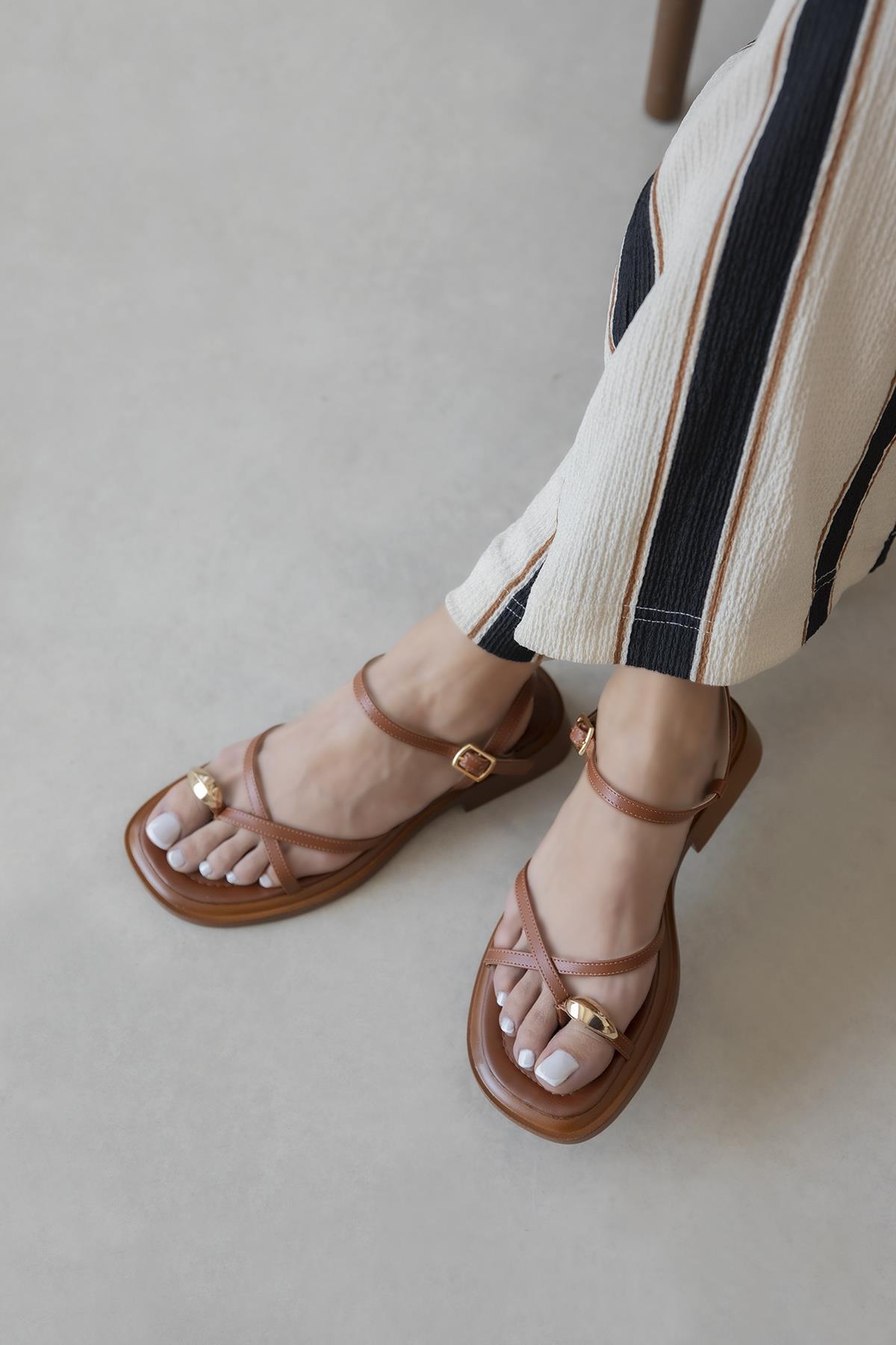Vichenza  Kadın   Parmak Arası Sandalet Taba