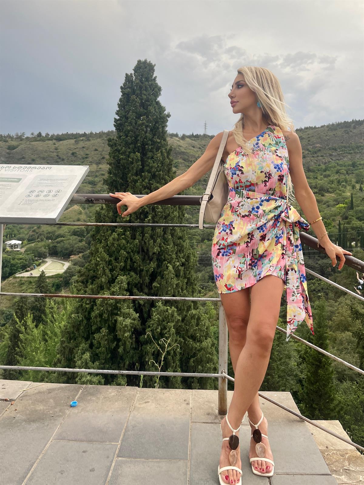 KADIN TEK KOL ÇİÇEK DESENLİ TASARIM LİSA ELBİSEModa AkımıElbise