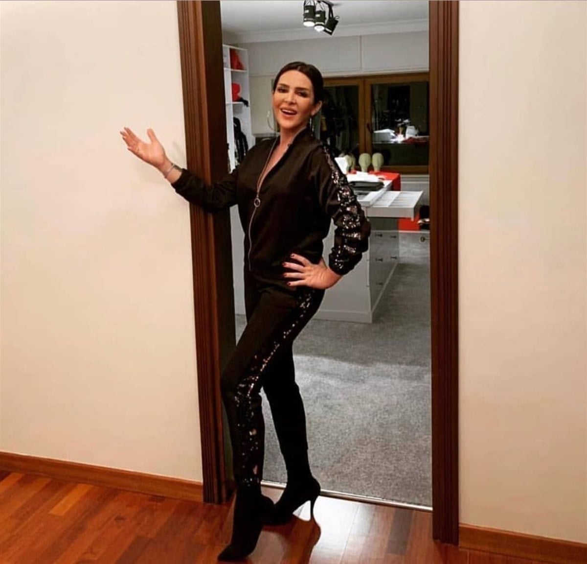 Pul Şeritli Rahat Siyah Eşofman TakımıModa AkımıEşofman Takım