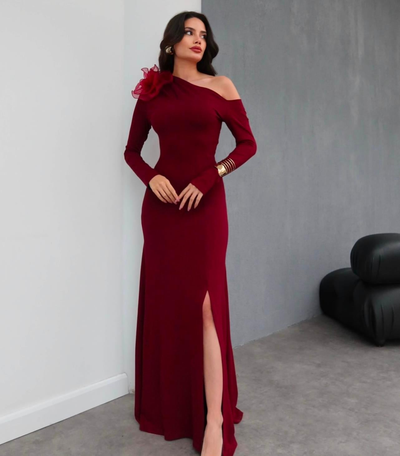 KADIN BORDO OMUZ DETAYLI YIRTMAÇLI ELBİSEModa AkımıUzun Elbise