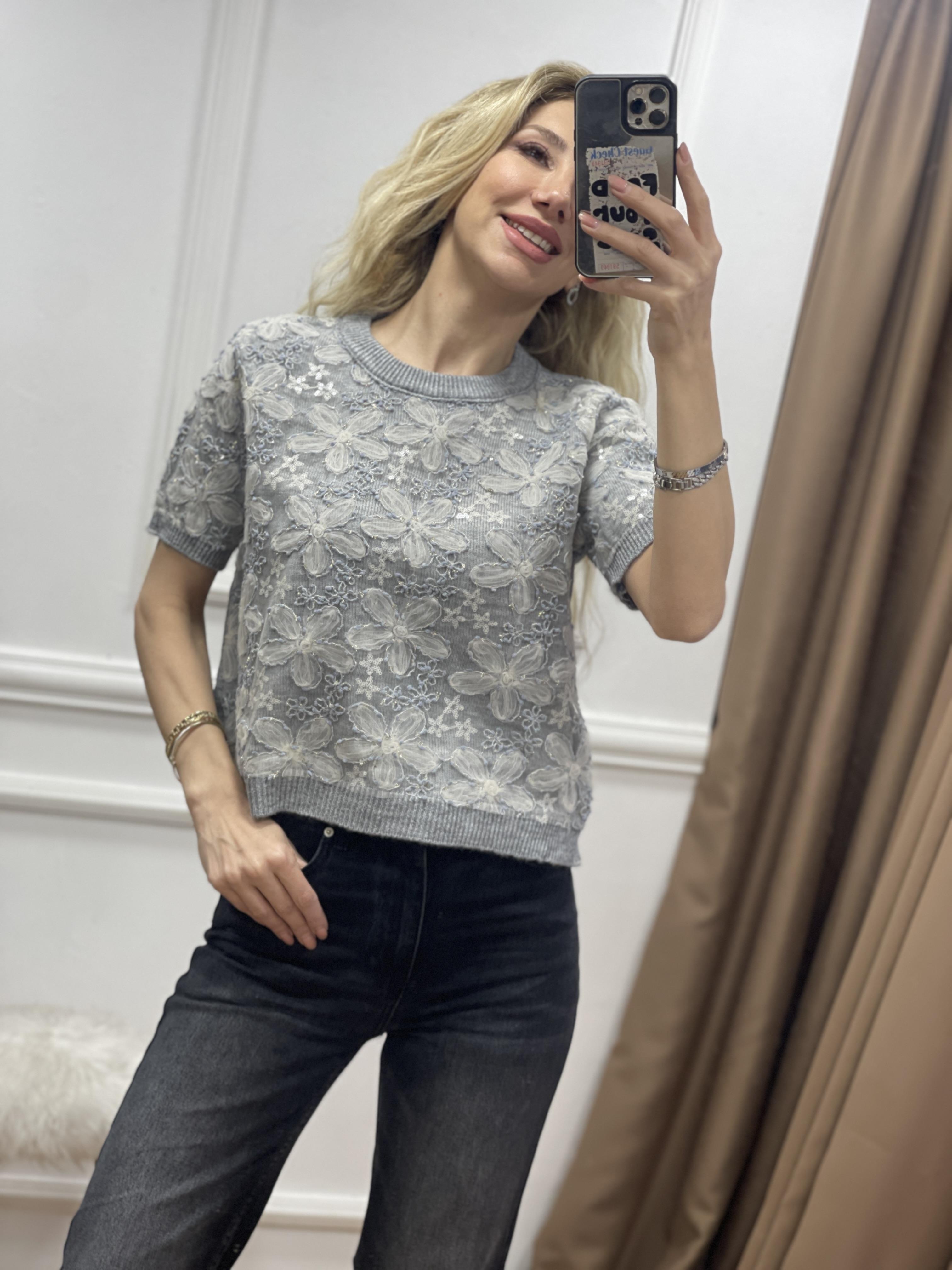 KADIN BUZ GRI İŞLEMELİ TASARIM ŞIK BLUZModa AkımıBluz