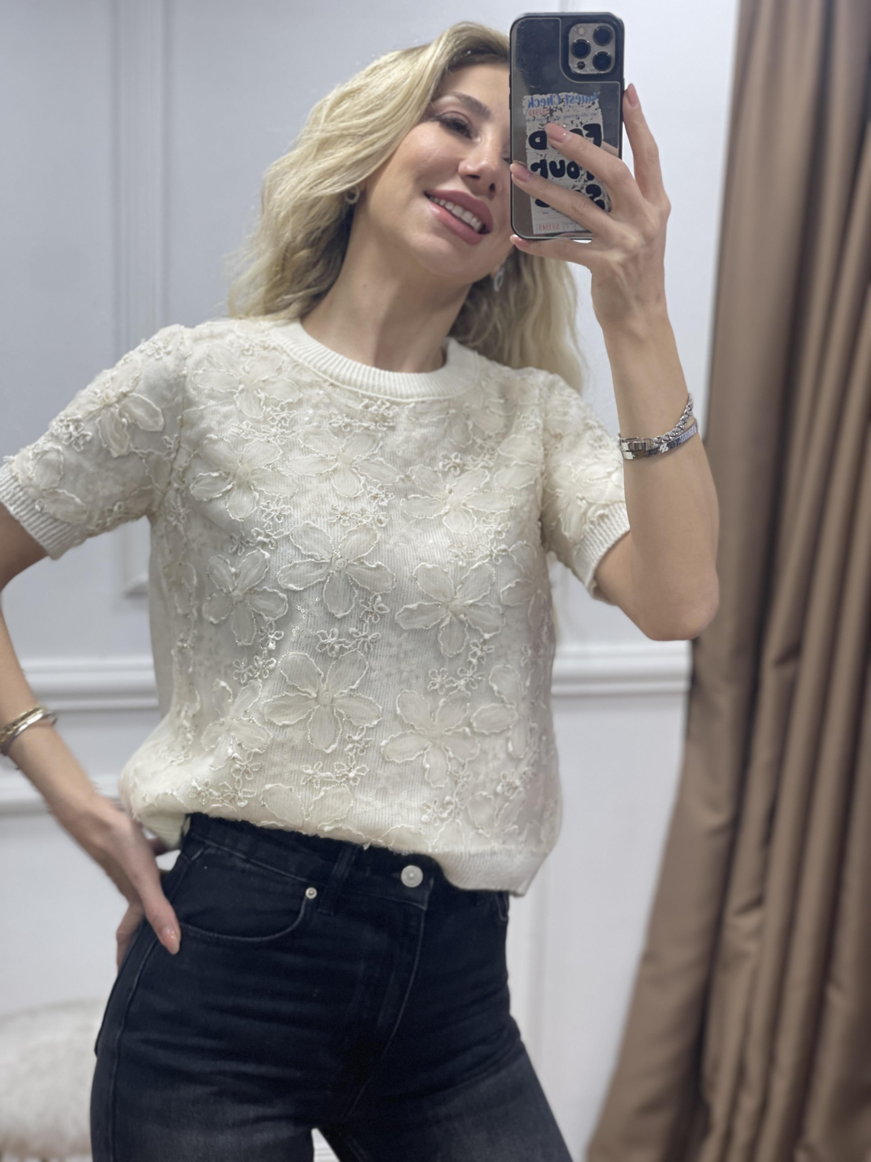 KADIN EKRU KISA KOLLU ÇİÇEK TASARIMLI BLUZModa AkımıBluz