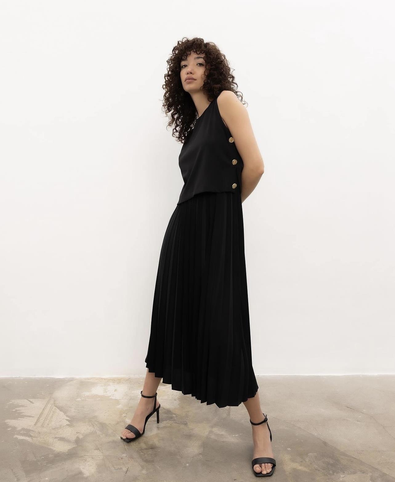 KADIN SİYAH PİLİSELİ GOLD DÜĞMELİ UZUN ELBİSE Moda AkımıUzun Elbise