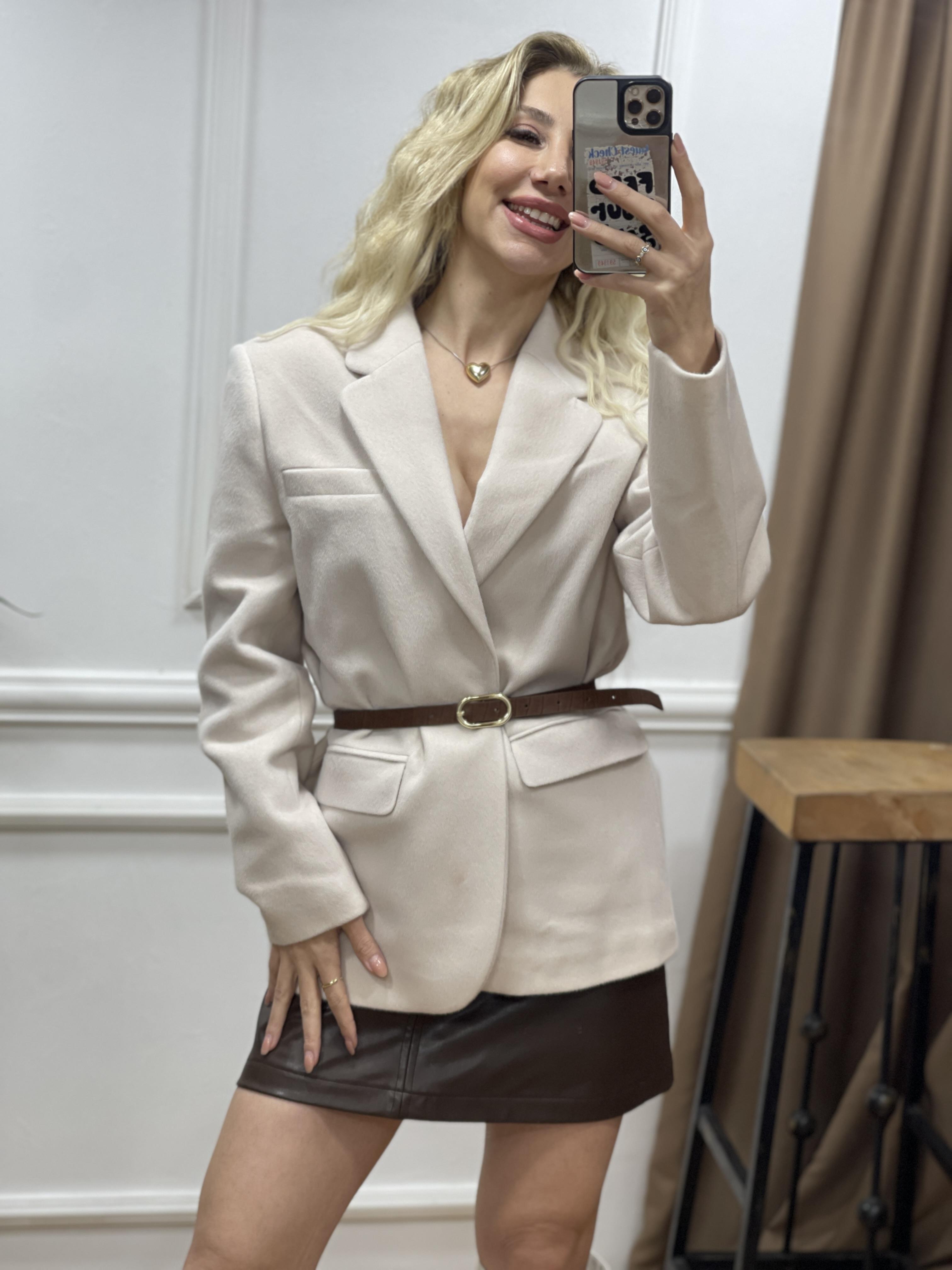 KADIN TAŞ KEMER DETAYLI KAŞE BLAZERModa AkımıCeket
