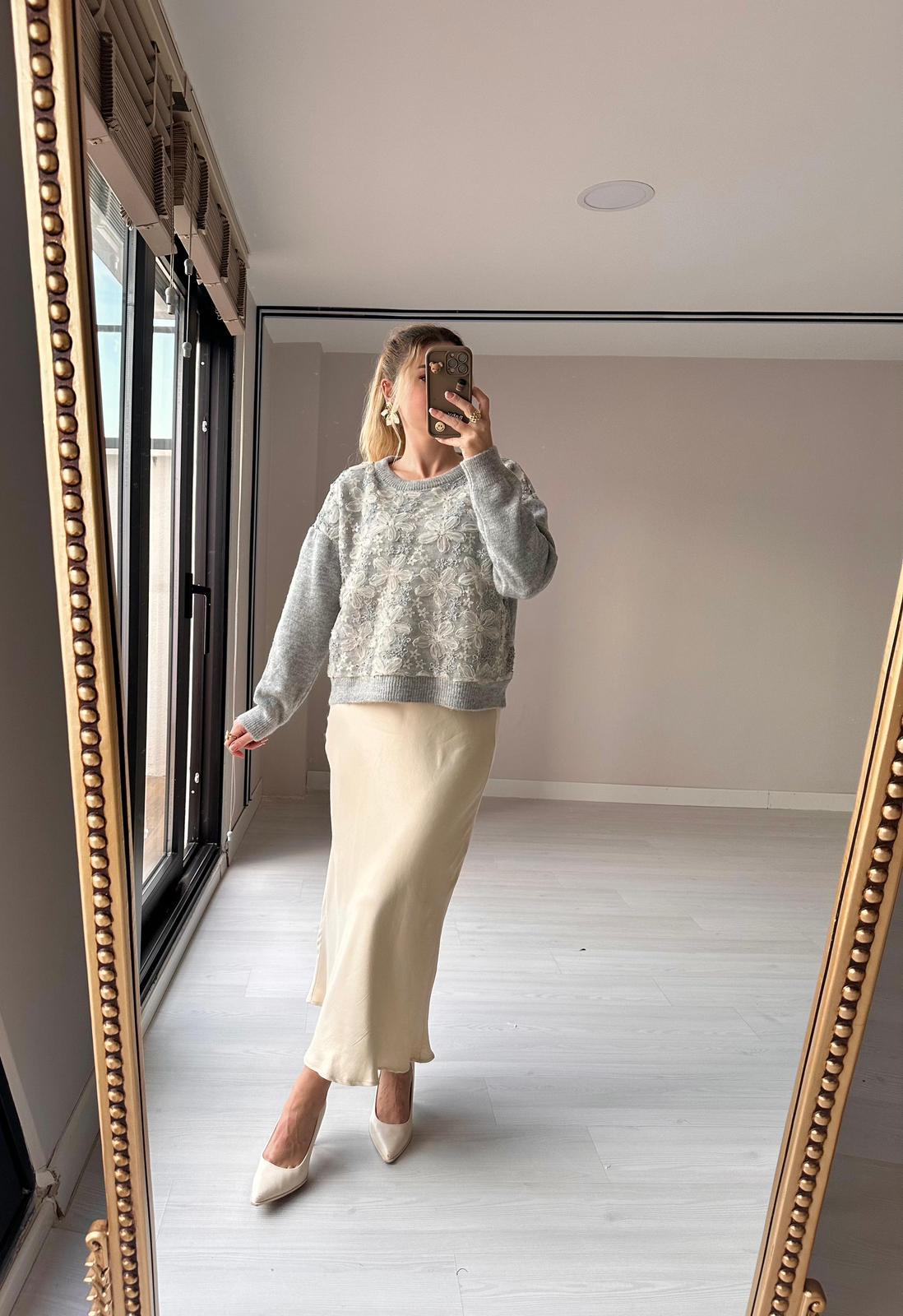 KADIN UZUN KOLLU BUZ GRİ ÇİÇEK TASARIMLI BLUZModa AkımıBluz