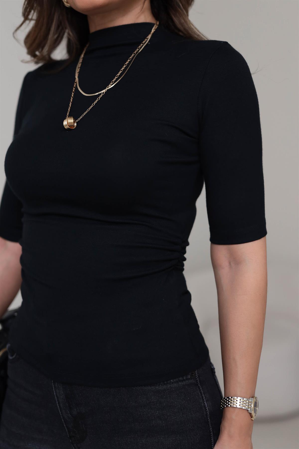 1028 Dik Yaka Yanları Drapeli Yarım Kol Dokulu Bluz SİYAH