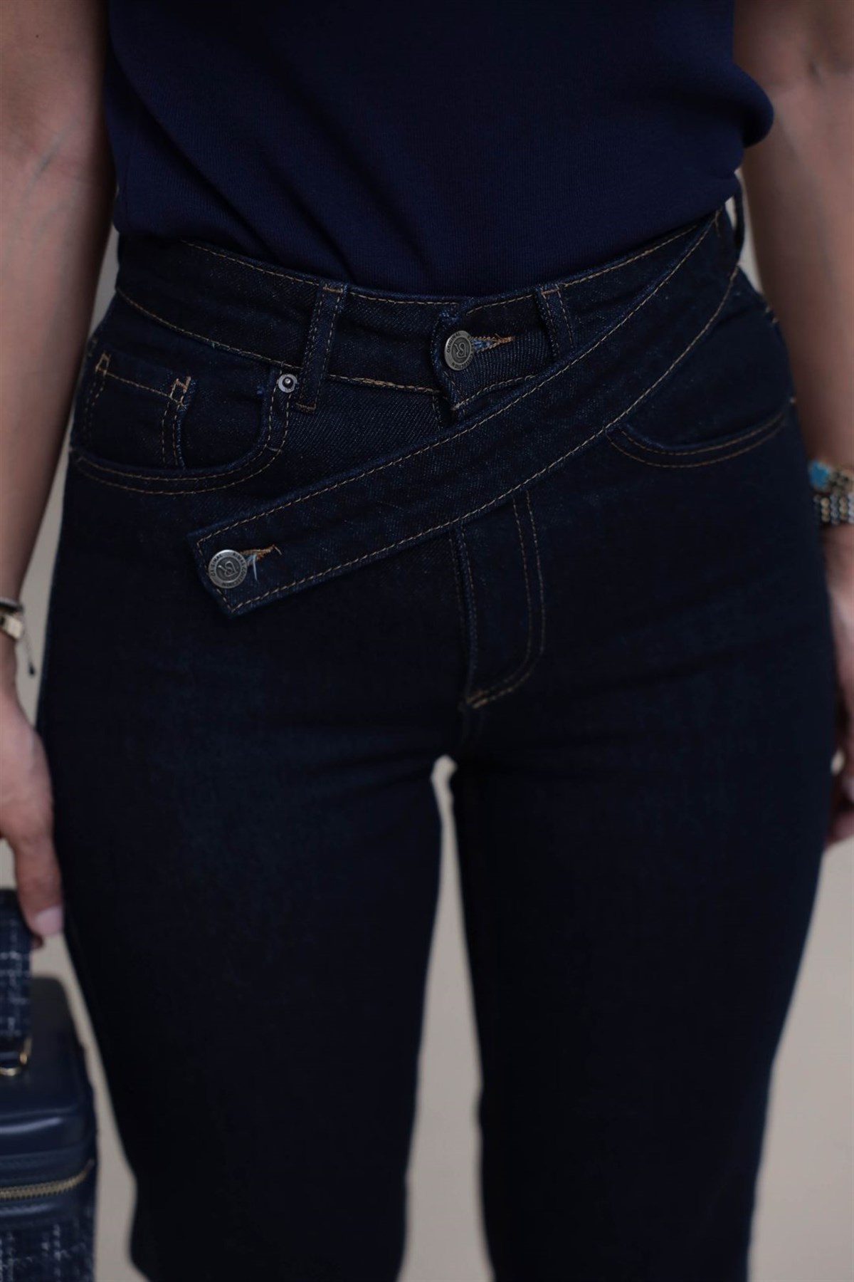 1035 Asimetrik Kemerli Denim Pantolon LACİVERT