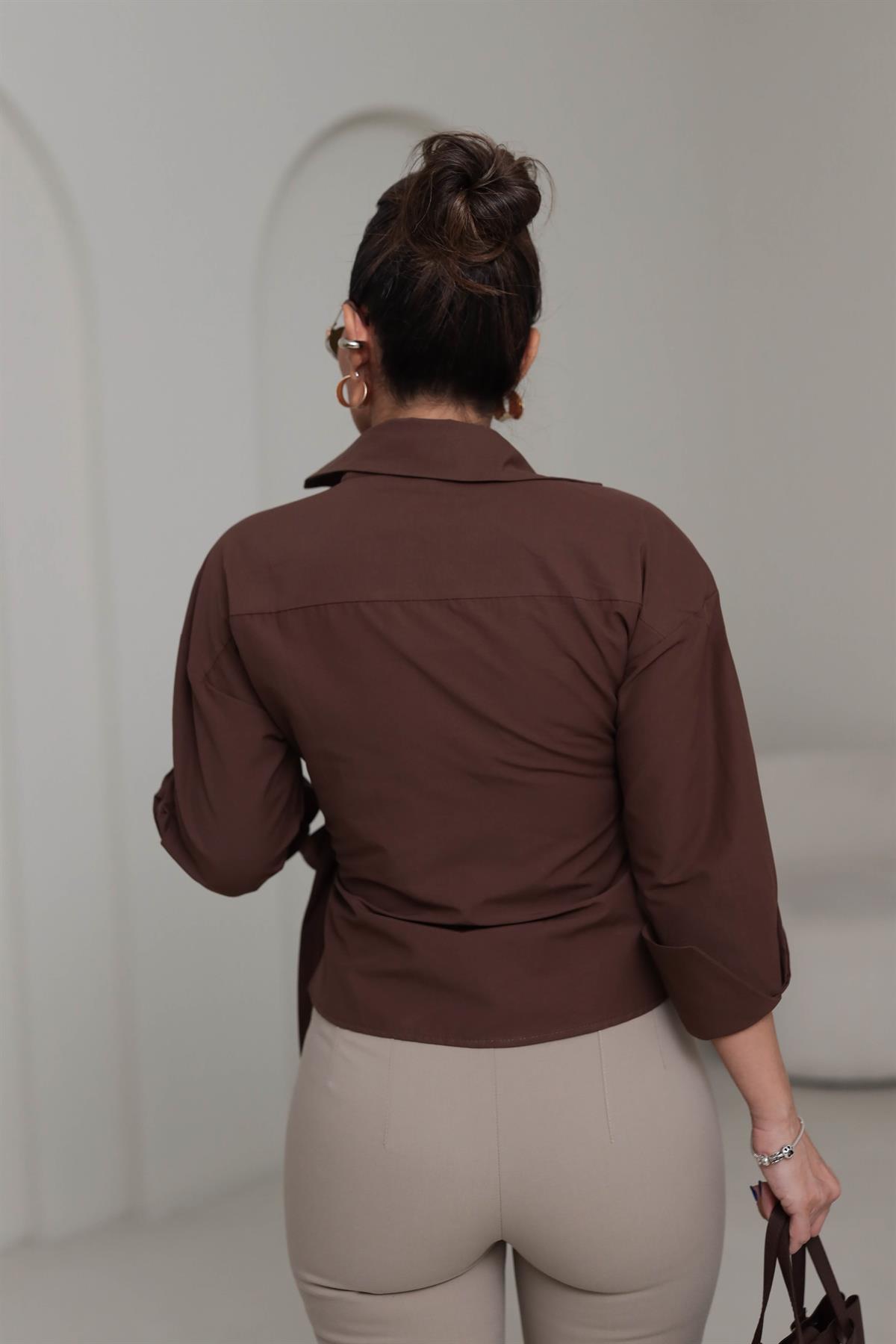 1023 Kruvaze Yaka Yandan Bağlamalı Poplin Gömlek KAHVE