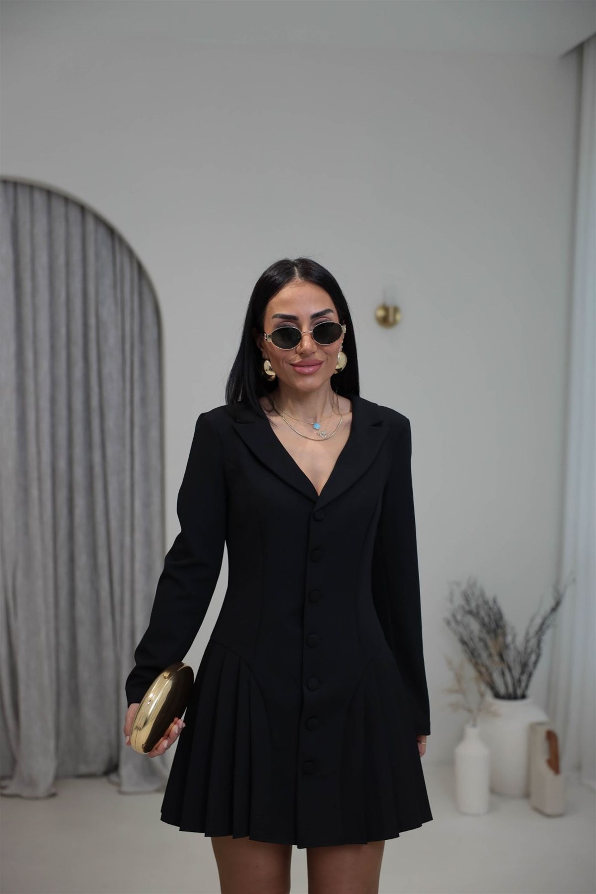 1300 Yaka Detaylı Önden Düğmeli Piliseli Elbise SİYAH