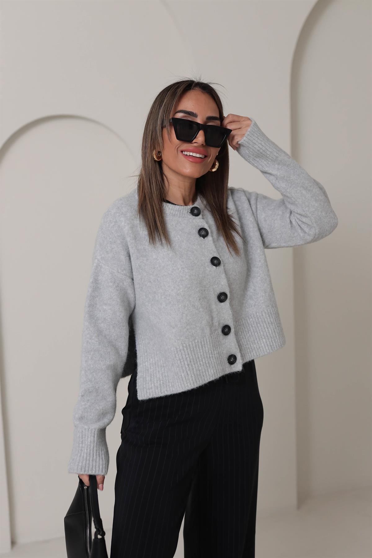 0280 Düğmeli Yumoş Yanları Yırtmaçlı Hırka AÇIK GRİ