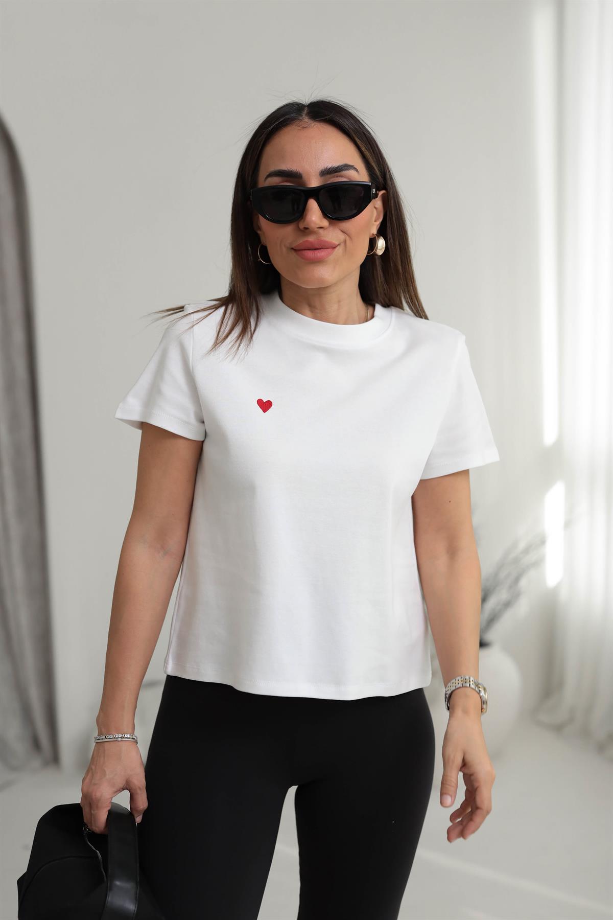 0584 Bisiklet Yaka Kalp Nakış Tshirt BEYAZ