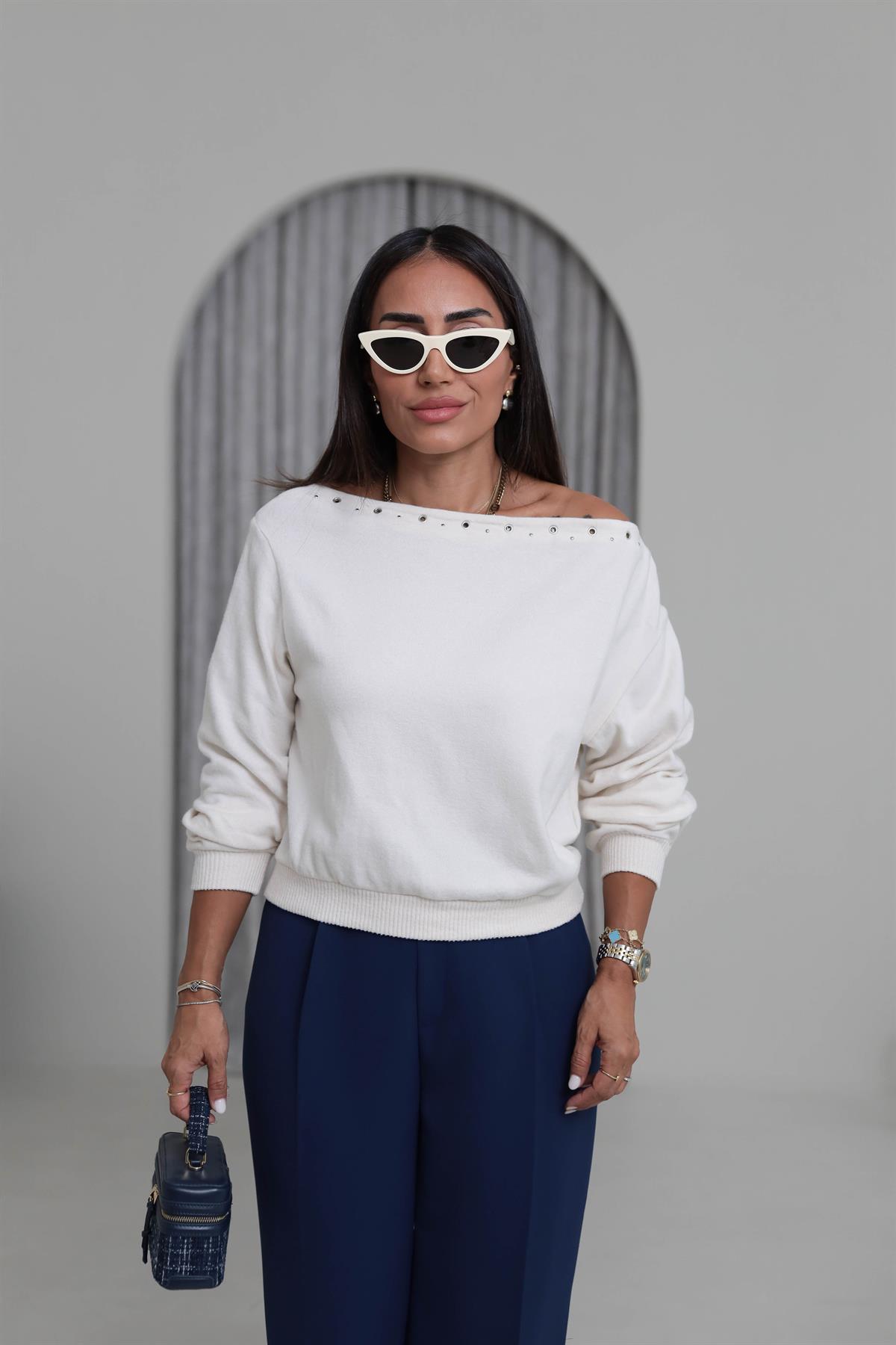 Kayık Yaka Kuşgözü Detay Orj Yumoş Bluz EKRU