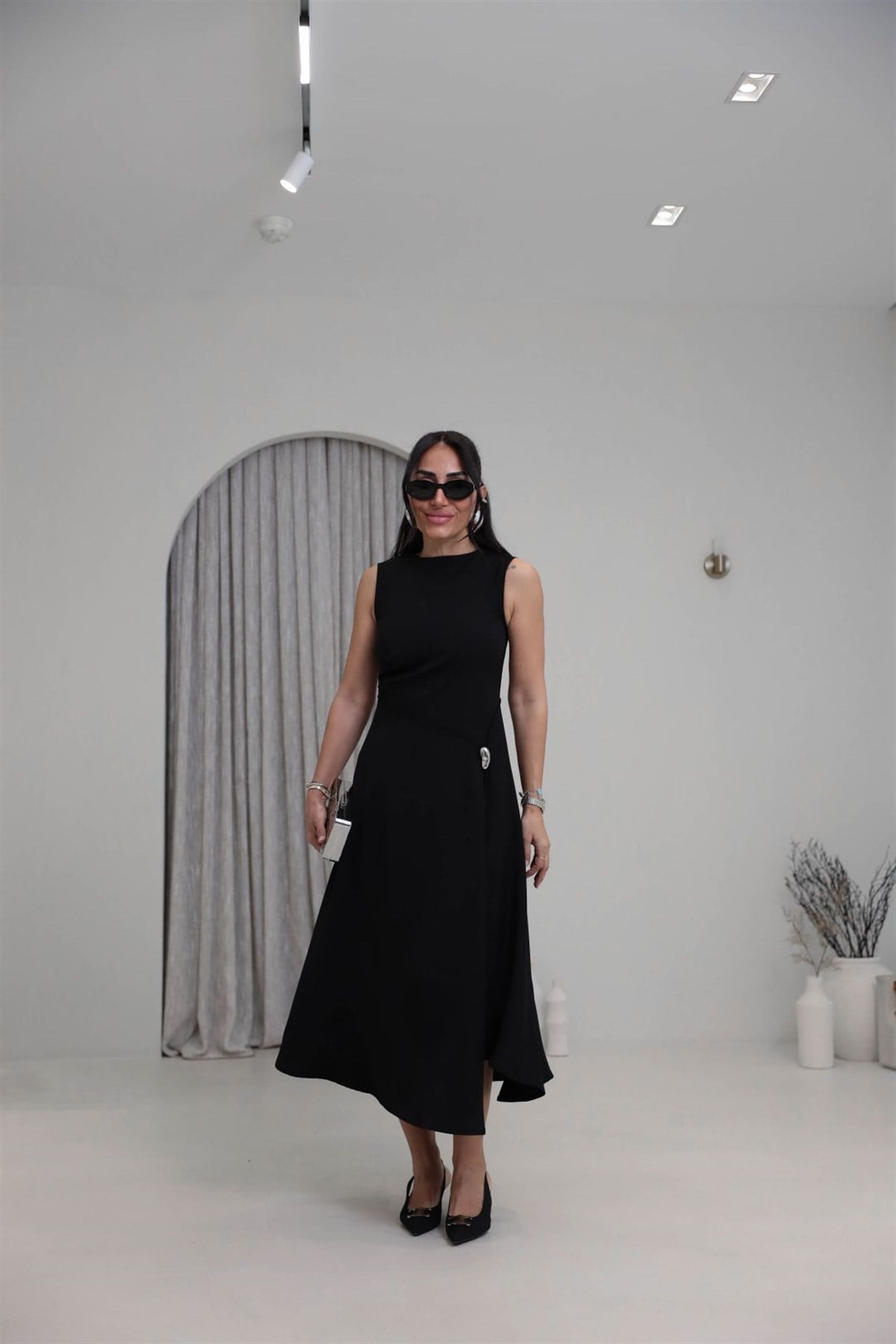 0050 Önü Yırtmaçlı Aksesuarlı Elbise SİYAH