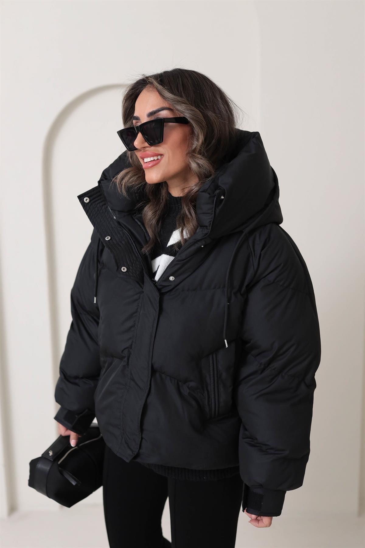 2422 Cırtlı Kapşonlu Fermuarlı Kalın Mont SİYAH