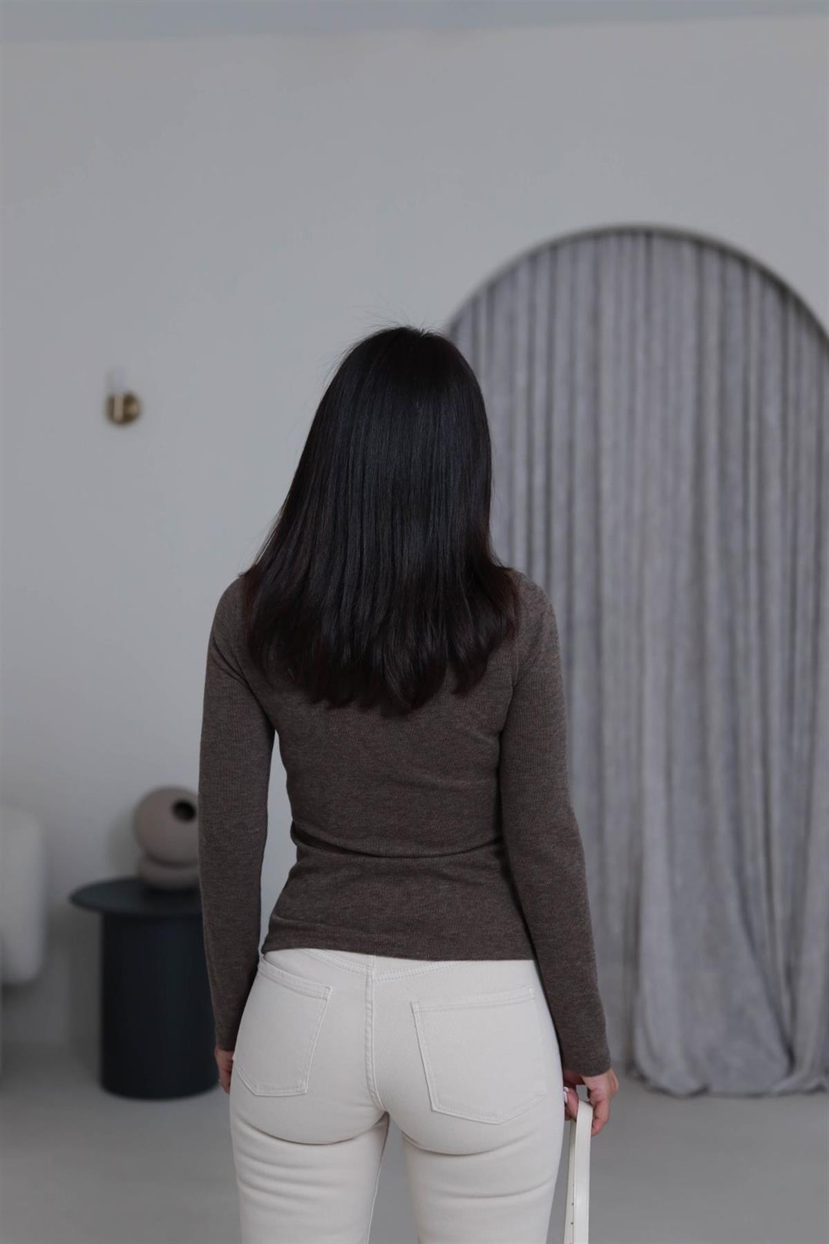 0935 Göğüs Dekolteli Aksesuar Detaylı Uzun Kollu Bluz KAHVE