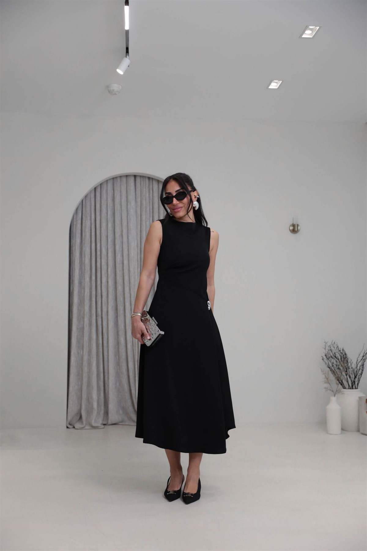 0050 Önü Yırtmaçlı Aksesuarlı Elbise SİYAH