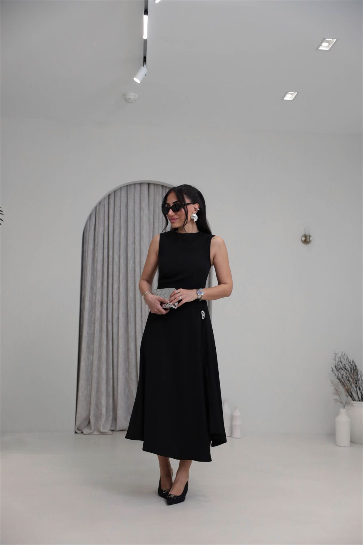 0050 Önü Yırtmaçlı Aksesuarlı Elbise SİYAH