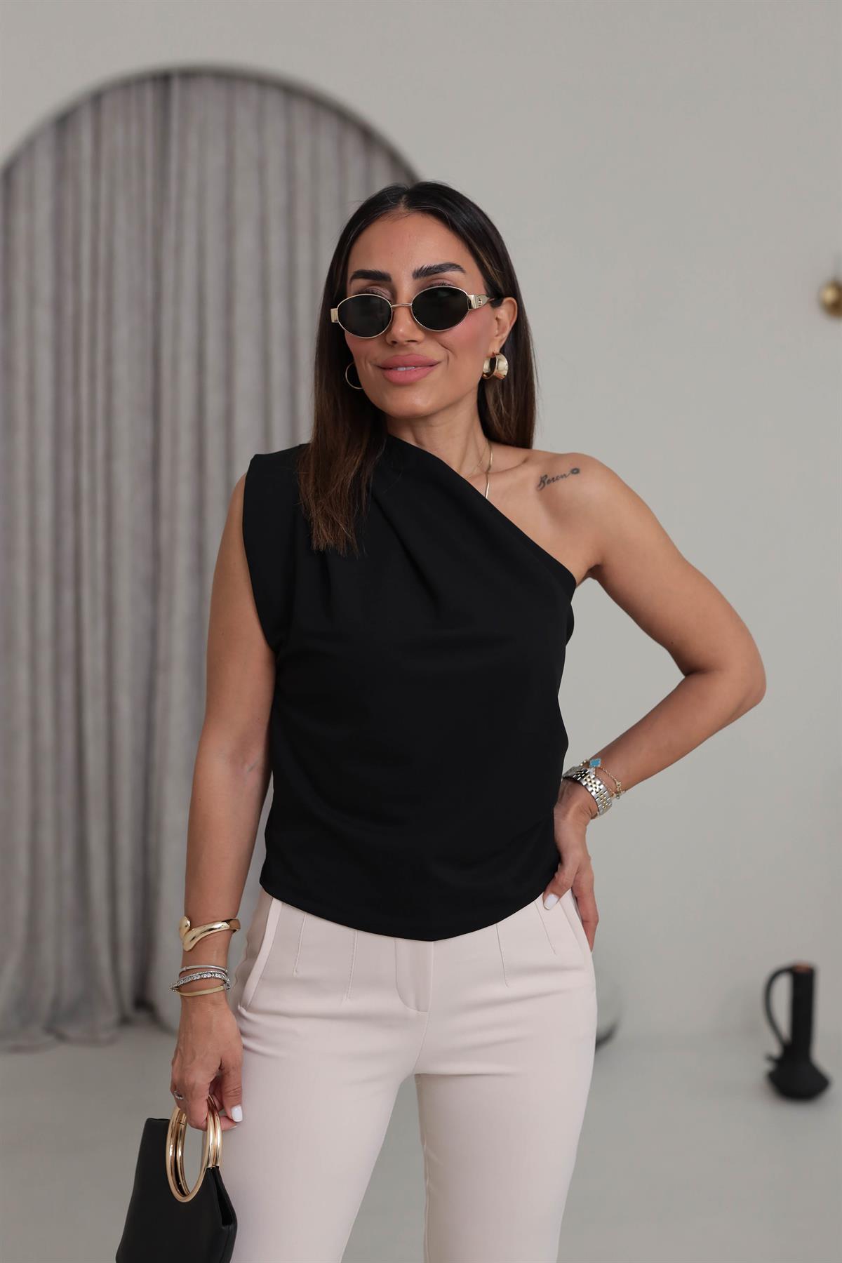 0056 Tek Omuz Detaylı Drapeli Bluz SİYAH