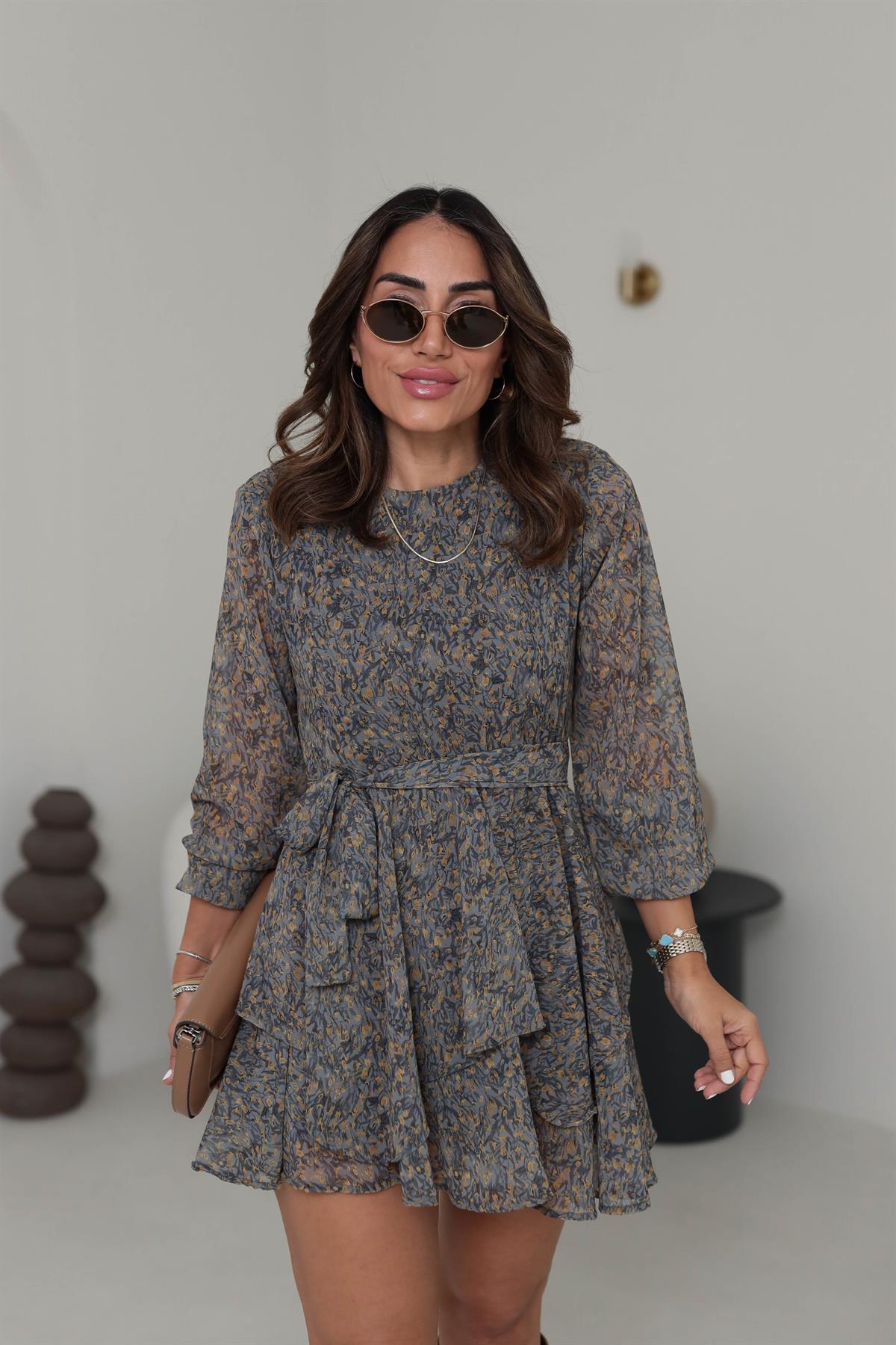 1011 Omuzları Vatkalı Floral Desen Katlı Elbise GRİ