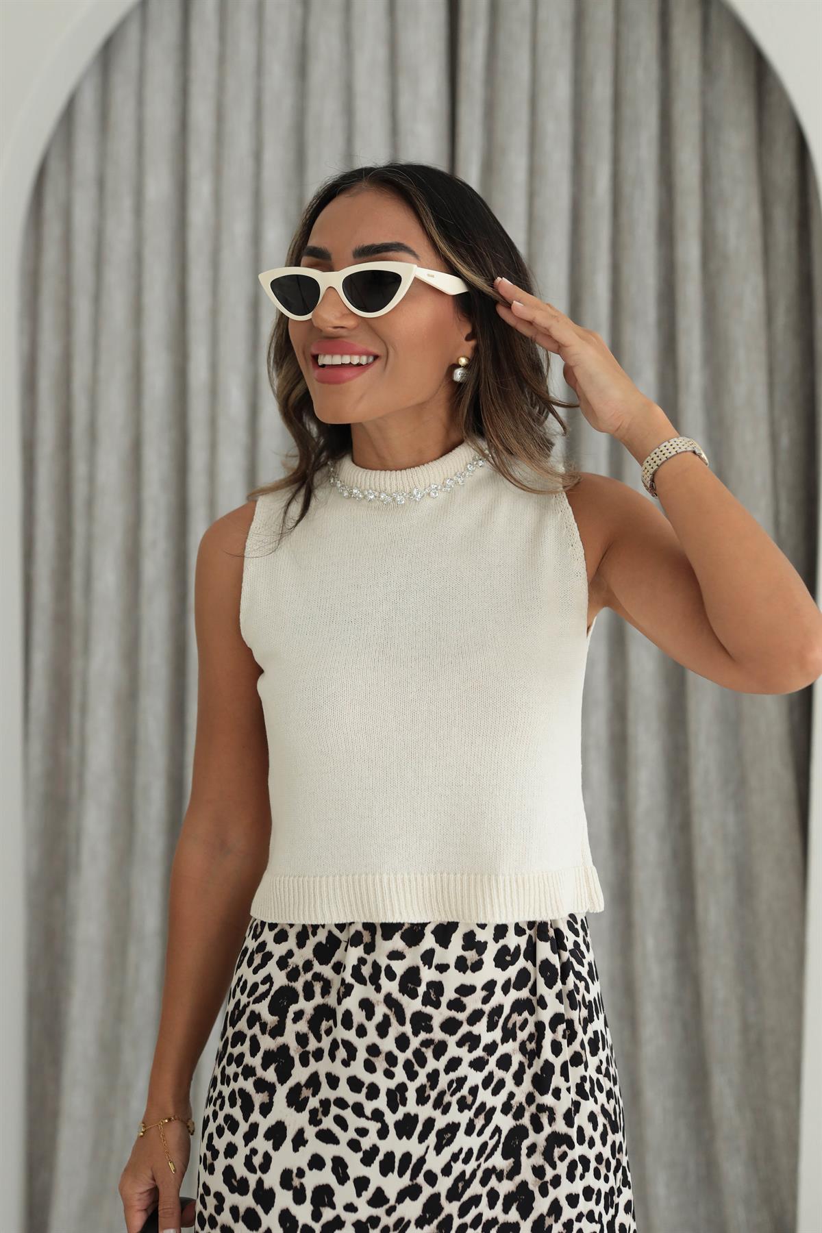 4359 Yakası Taşlı Sıfır Kol Triko Bluz