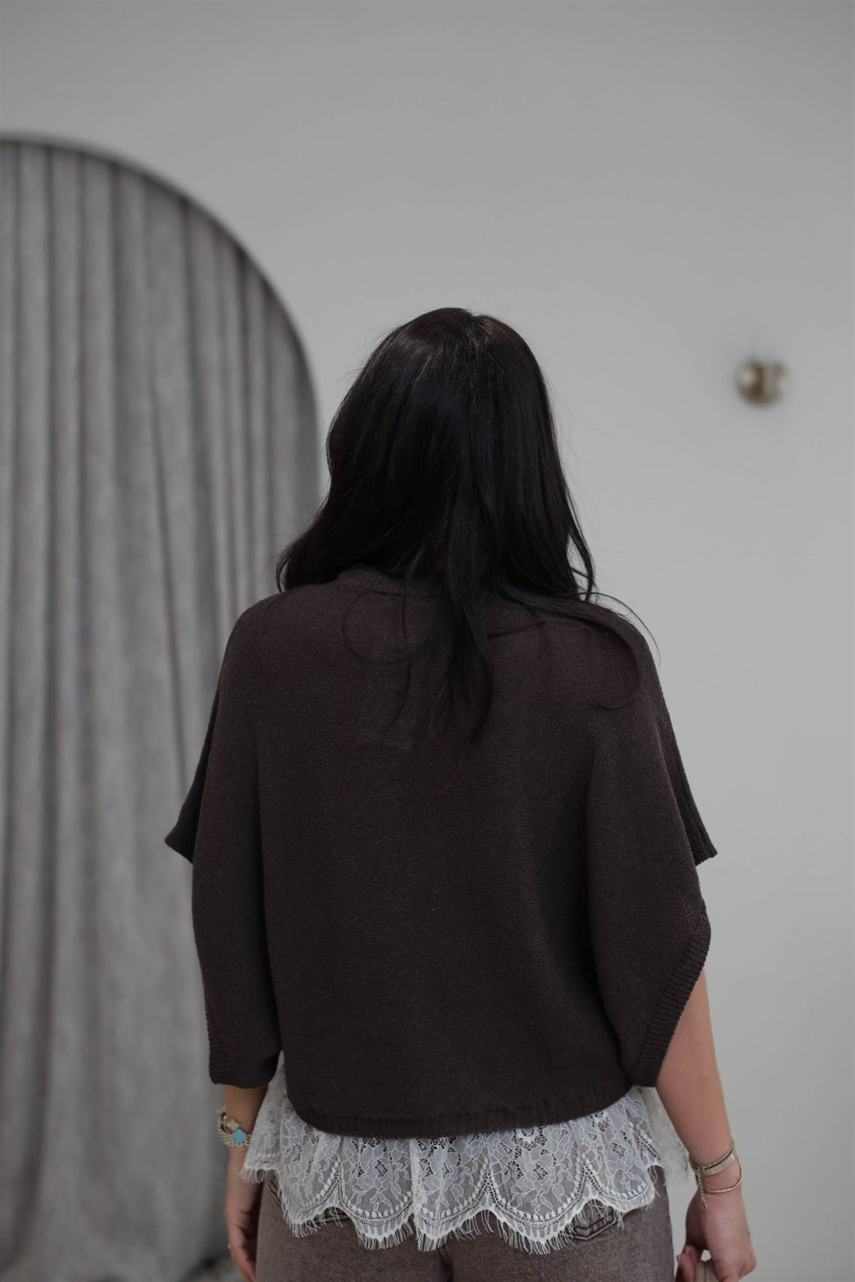 1025 Etek Ucu Dantelli Düşük Omuz Triko Bluz KAHVE