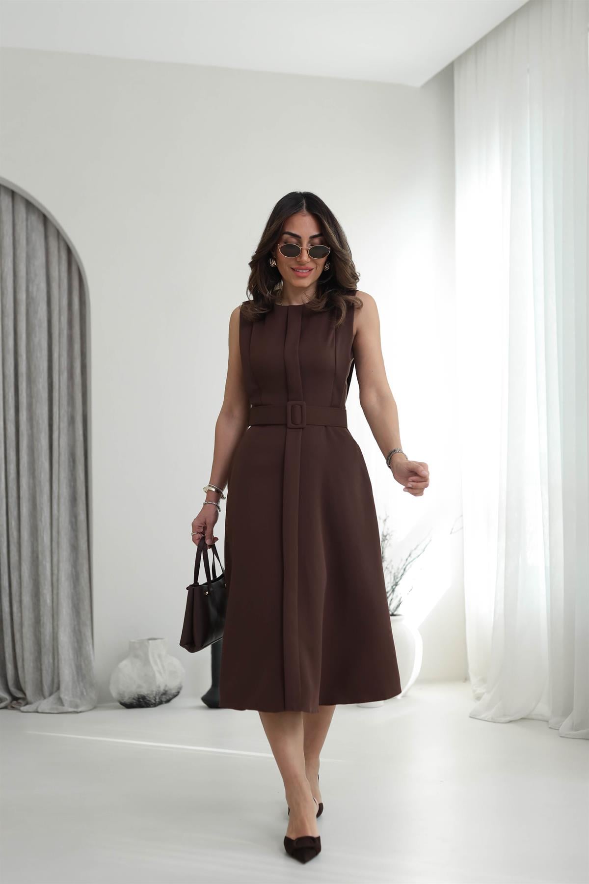 3715 A Kesim Sıfır Kol Kemerli Midi Elbise KAHVE