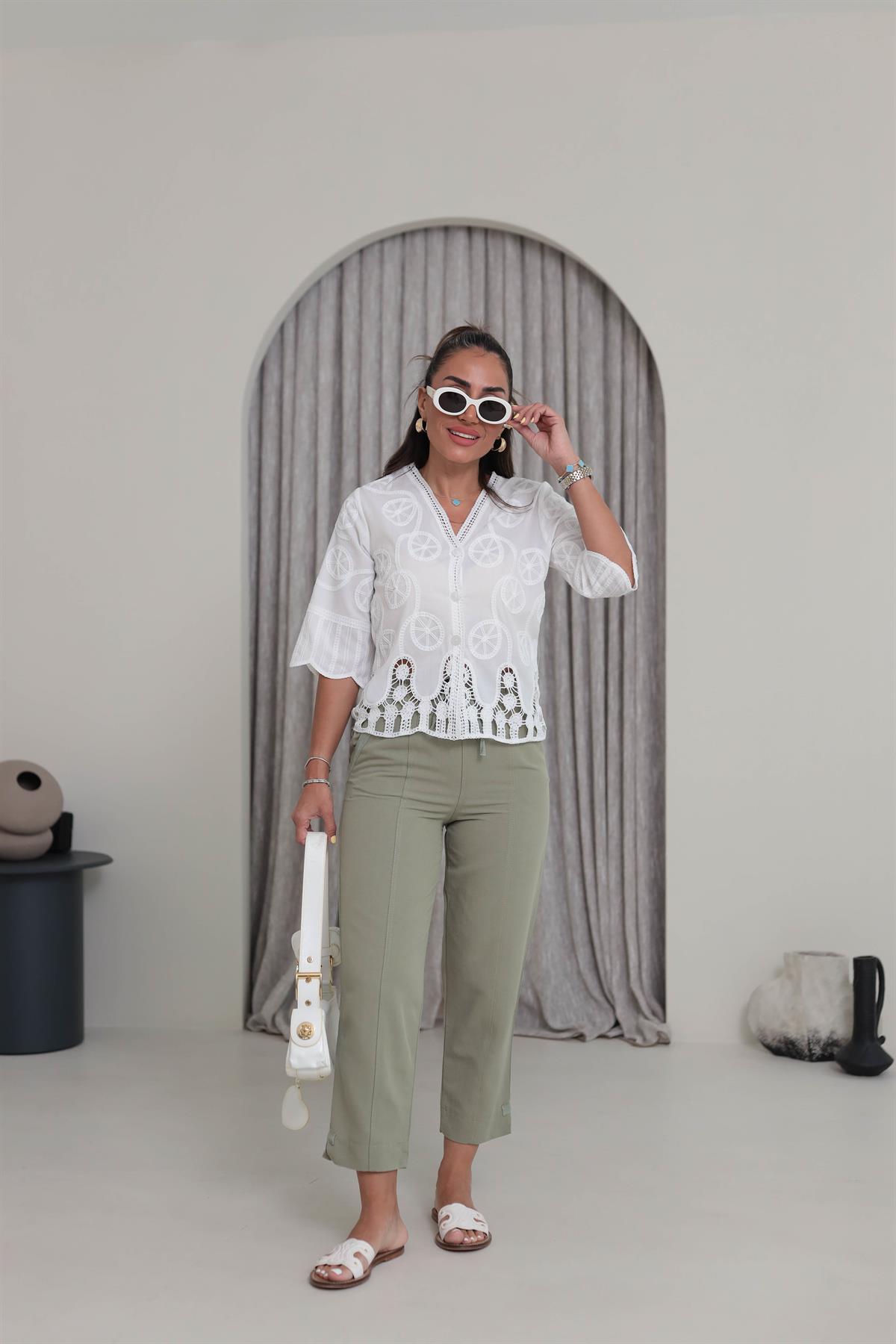 2006 V Yaka Kısa Kol Dantel İşiemeli Gömlek BEYAZ