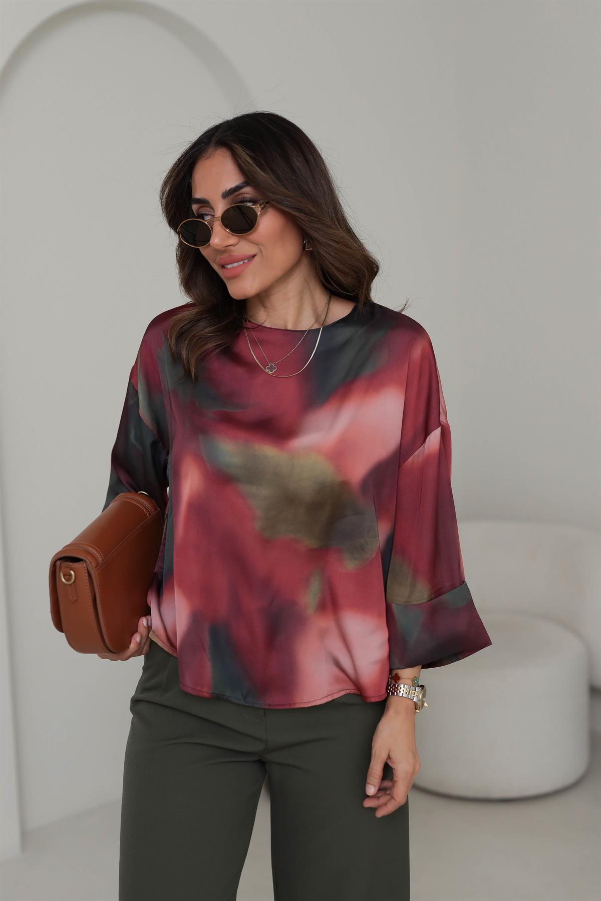 7980 Kol Katlamalı Patcwork Desenli Saten Bluz RENKLİ