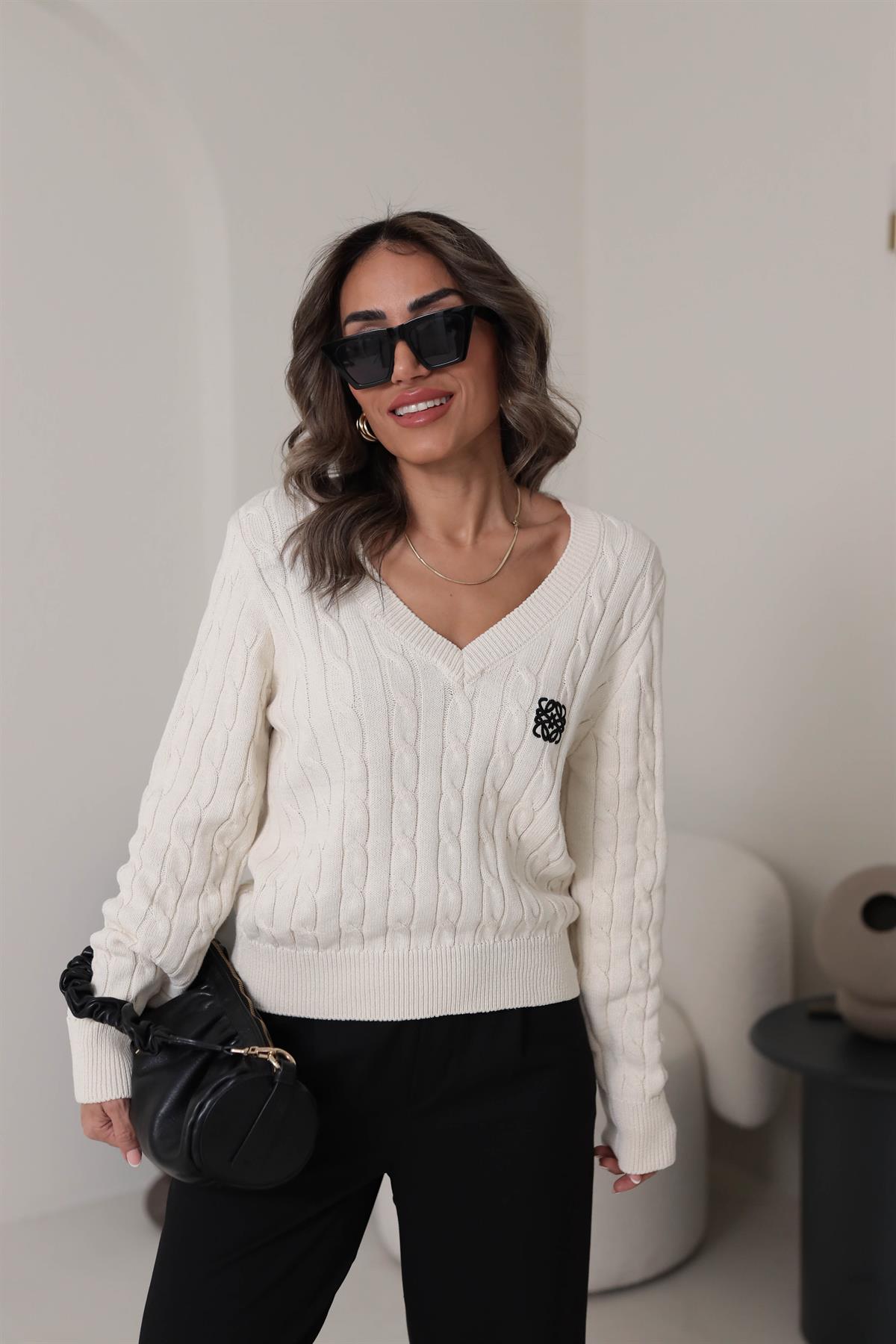 2428 V Yaka Nakışlı Saç Örgü Kazak KREM