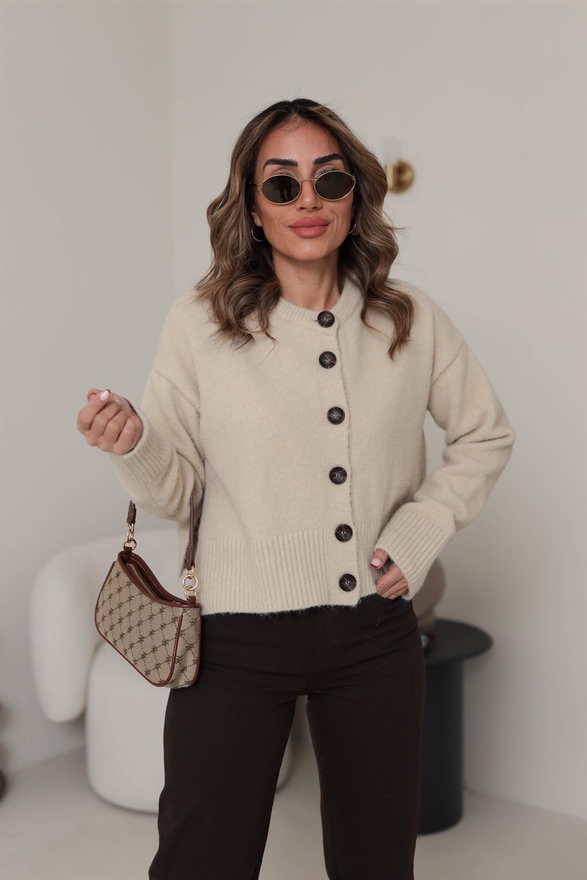 0280 Düğmeli Yumoş Yanları Yırtmaçlı Hırka KOYU BEJ