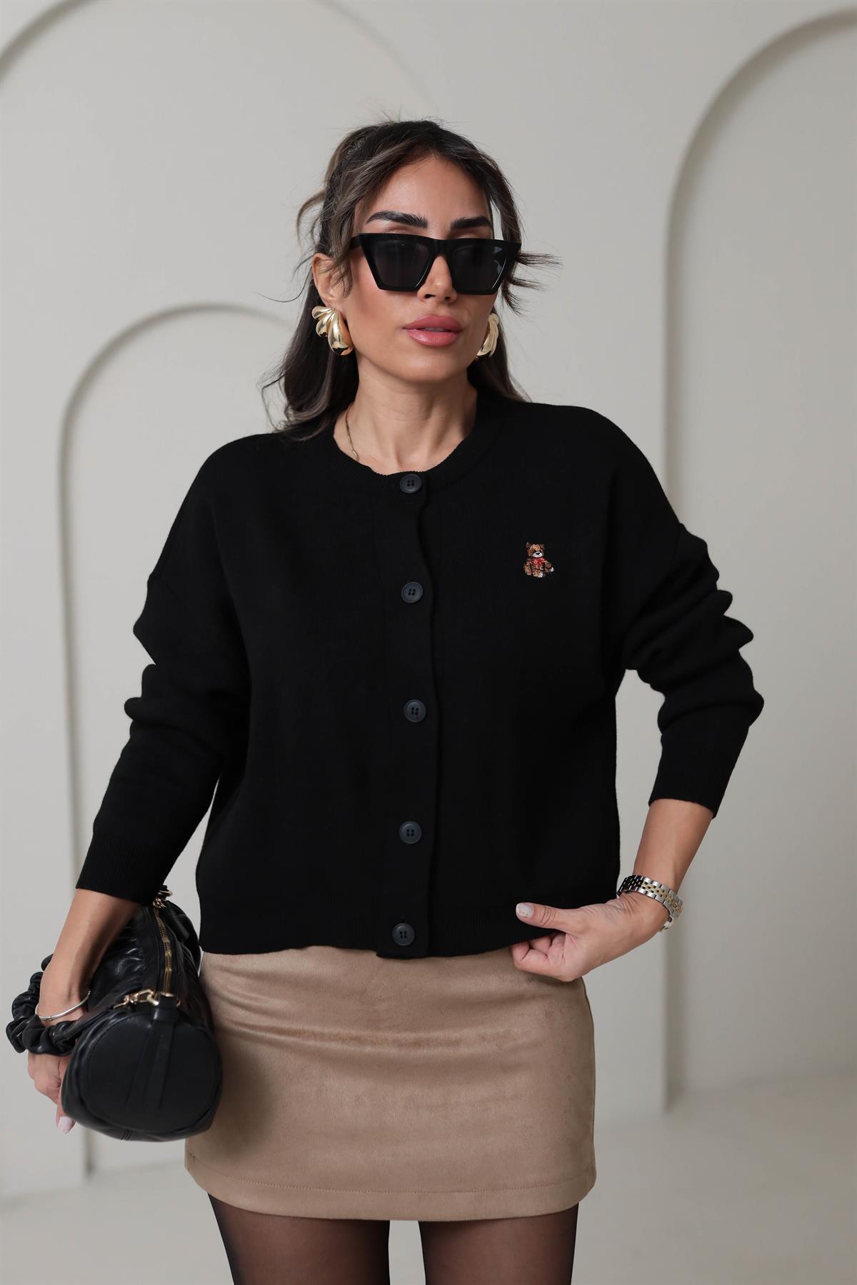 2434 Bisiklet Yaka Ayıcık Nakışlı Hırka SİYAH