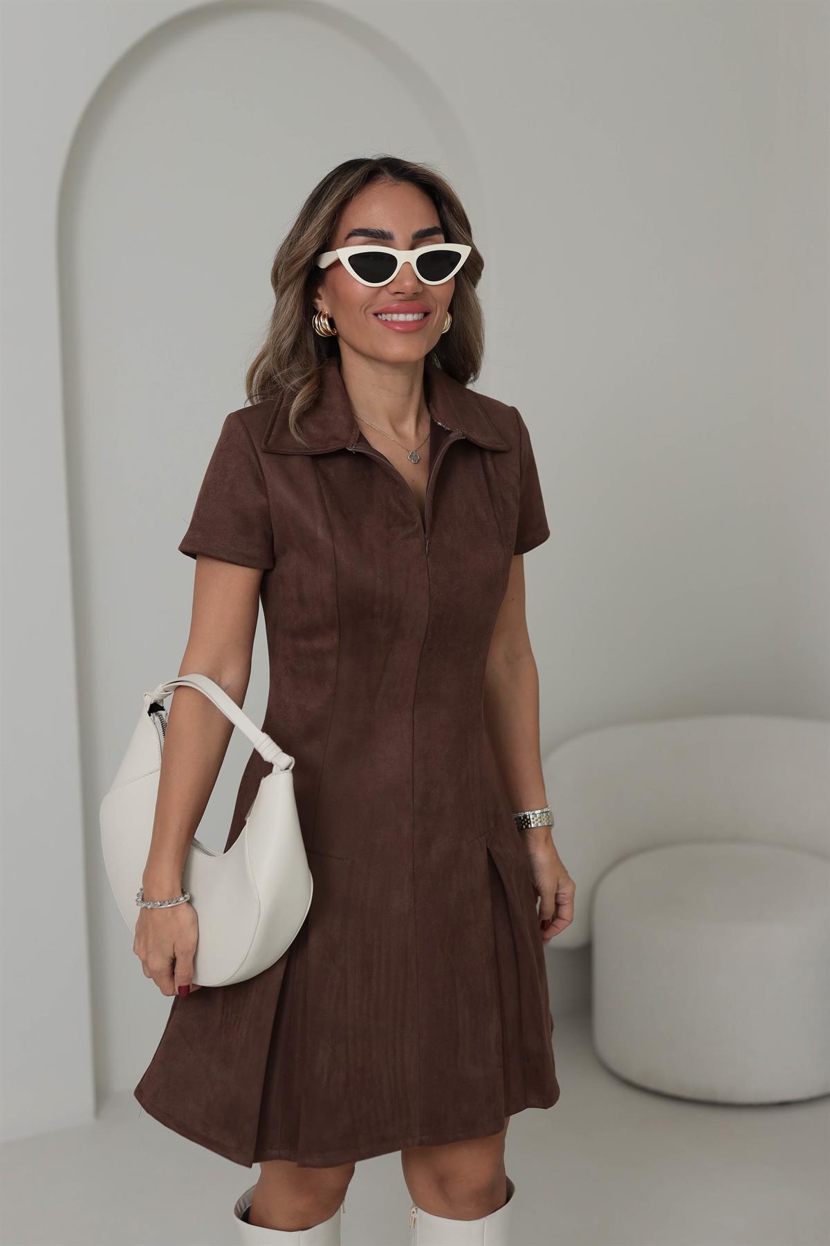 8378 Polo Yaka Önden Fermuarlı Eteği Piliseli Nubuk Elbise ACI KAHVE