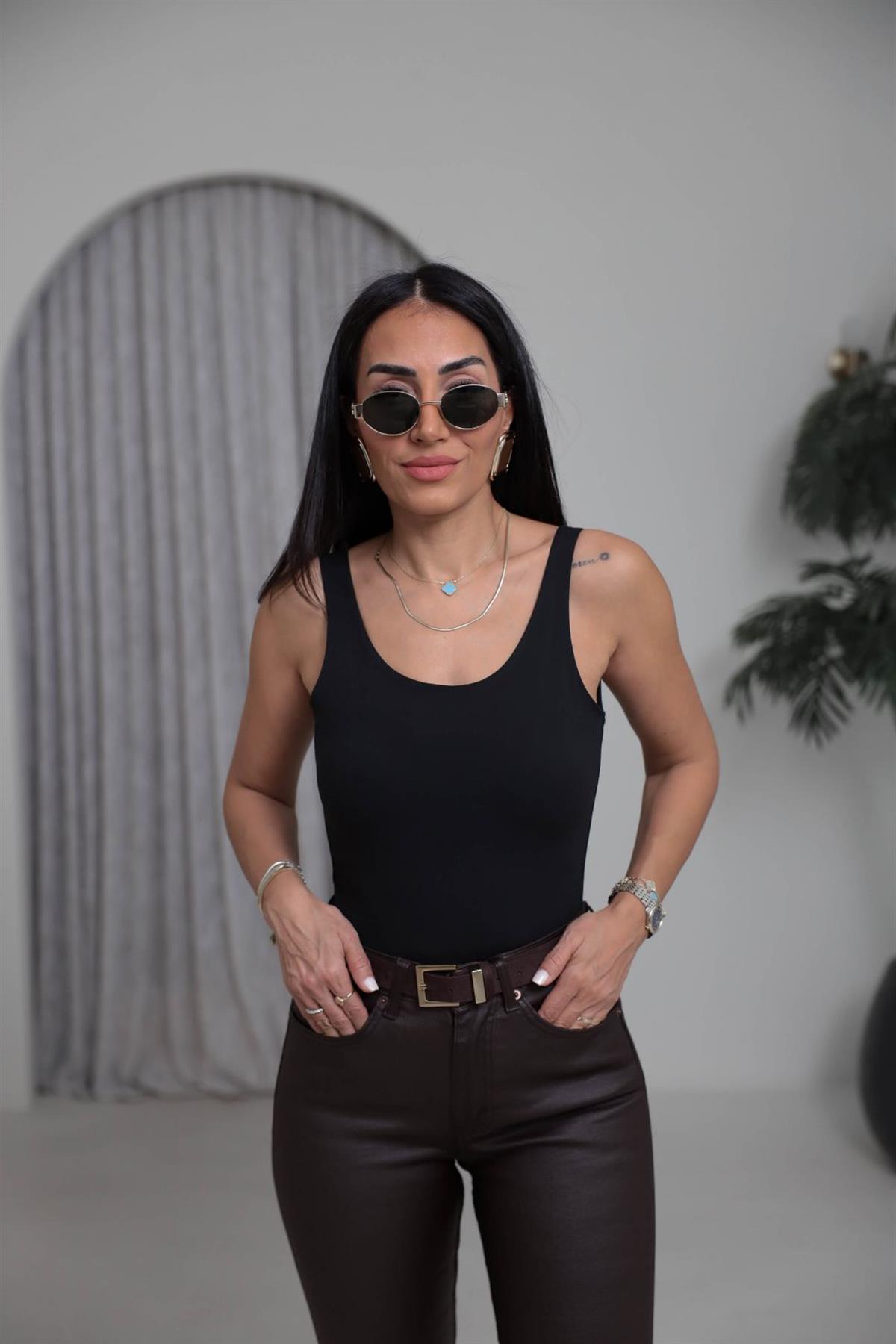 1028 Sırt Dekolteli Kalın Askılı Çıtçıtlı Bodysuit SİYAH