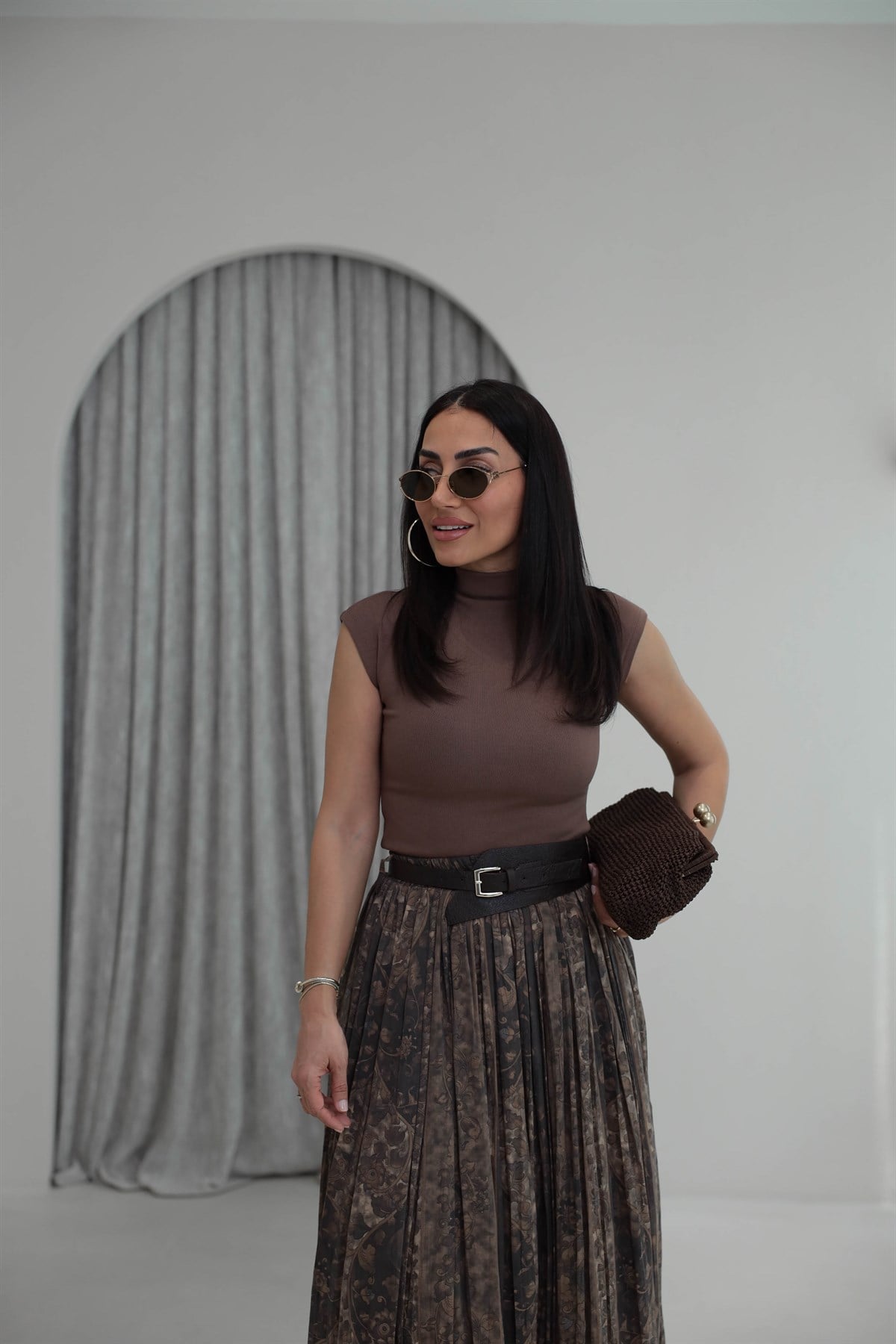 1040 Dik Yaka Sıfır Kol Dokuma Bluz KAHVE